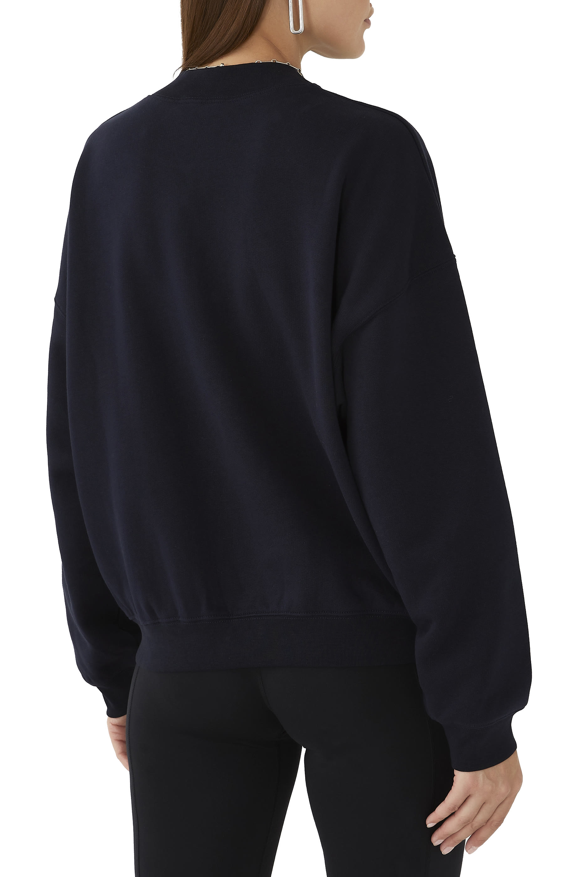 سويت شيرت بشعار الماركة بحروف كبيرة