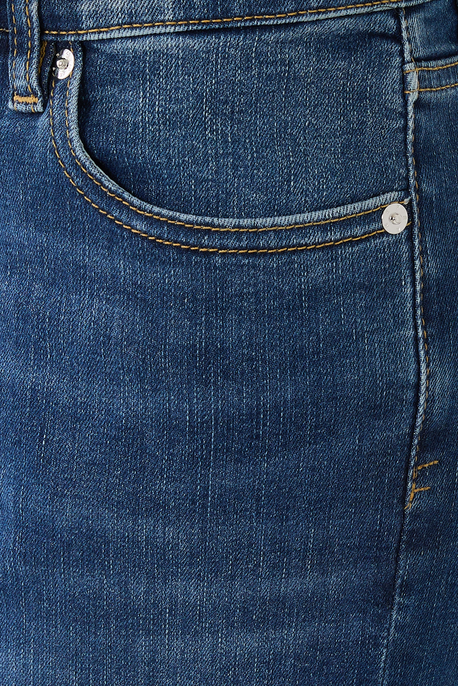 بنطال جينز لو سليك بقصة ساق مستقيمة