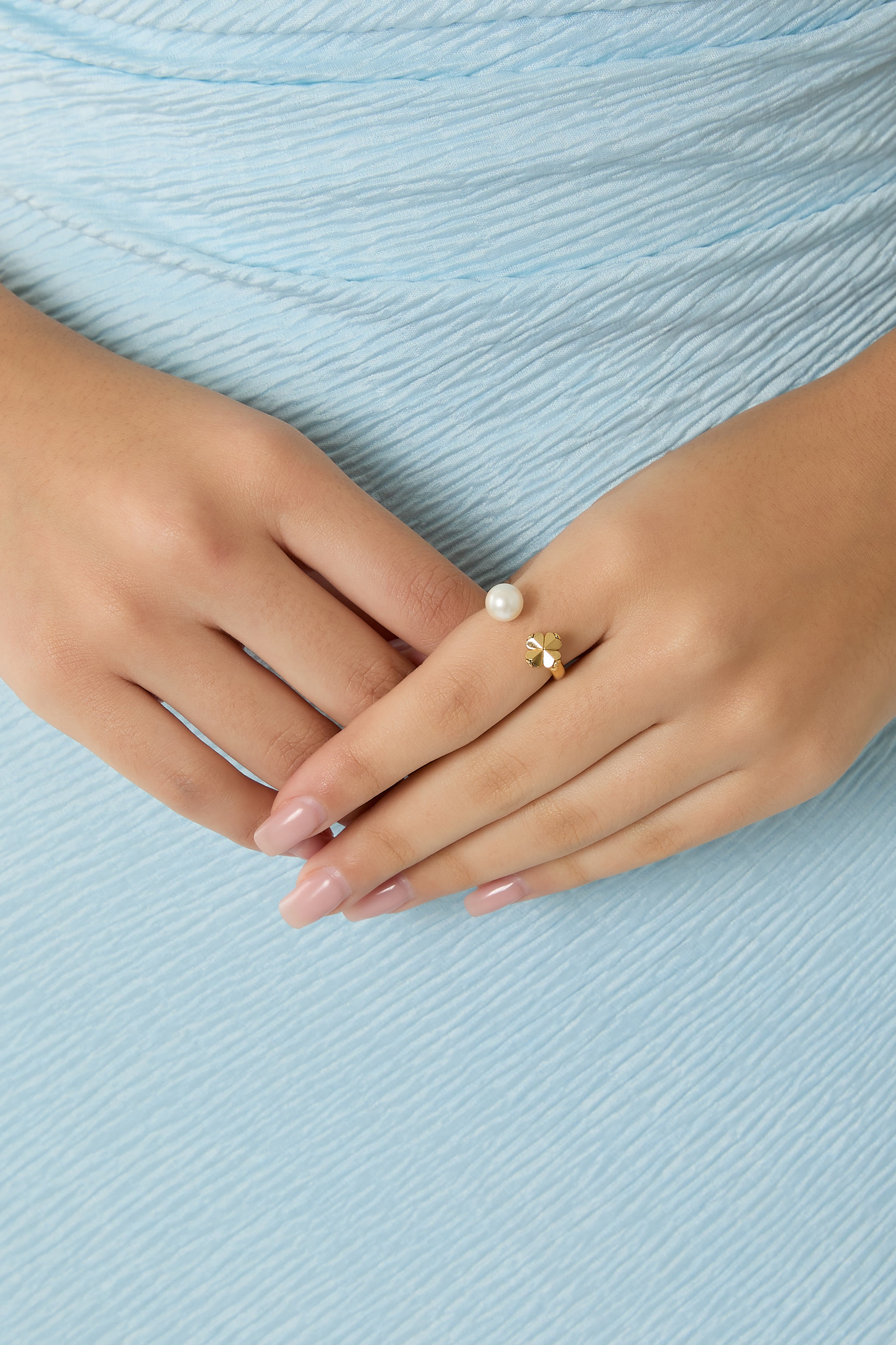 خاتم بزهرة بالتصميم البستوني مرصع باللؤلؤ