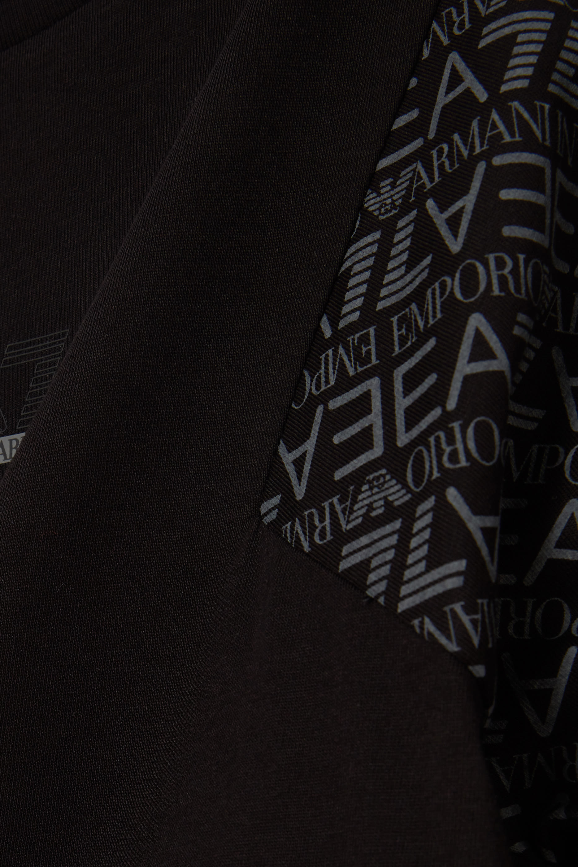 تيشيرت بحروف شعار الماركة للأطفال