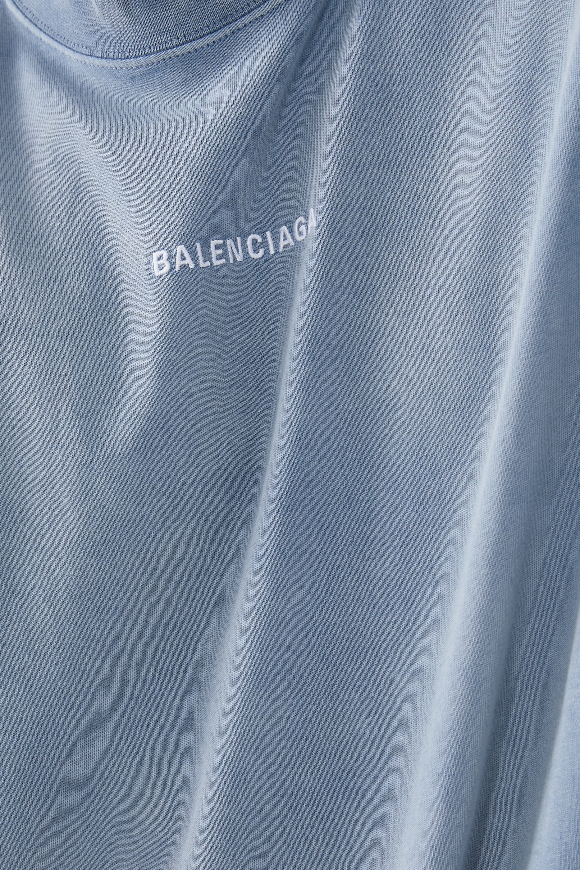 تيشيرت بطبعات شعار الماركة