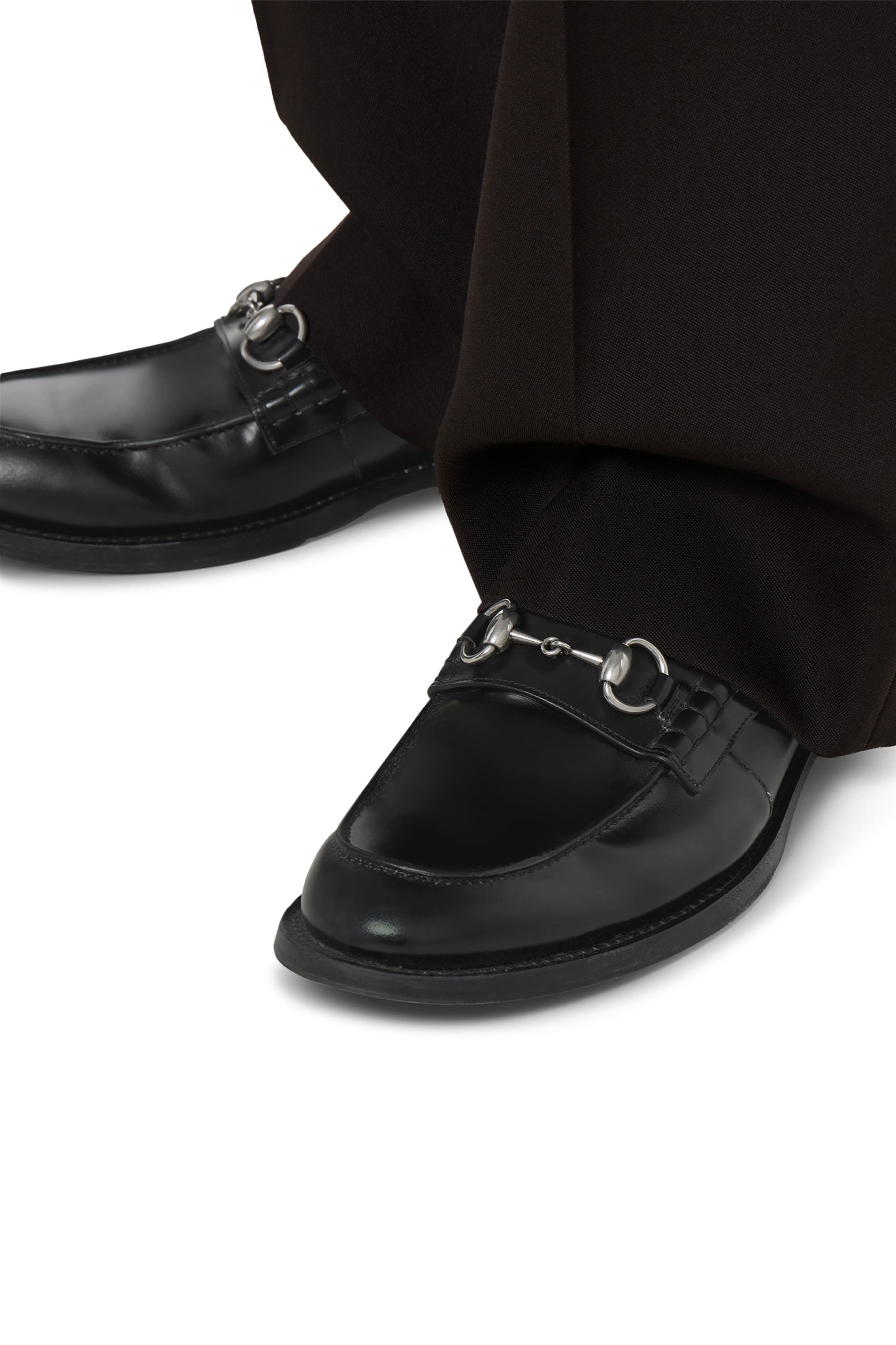 حذاء سهل الارتداء بحلية لجام الحصان