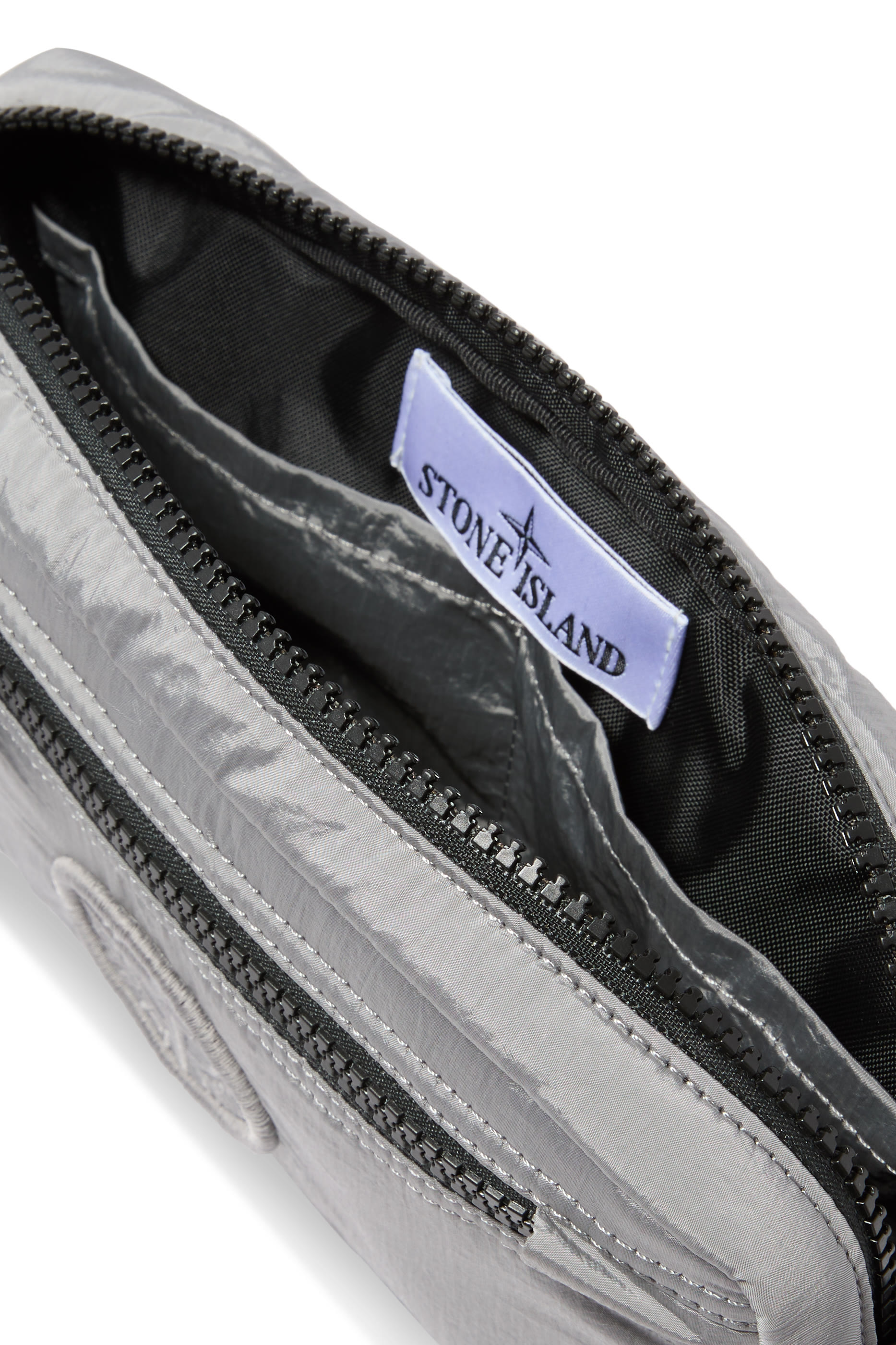 حقيبة صغيرة مبطنة بسحاب وشعار الماركة