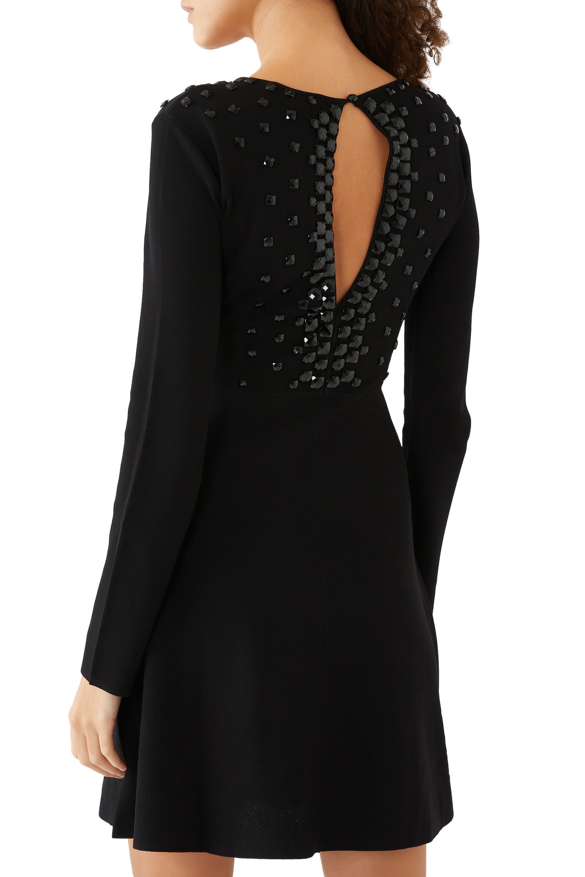 فستان بياقة V وأحجار كابوشون قماش ميلانو محاك