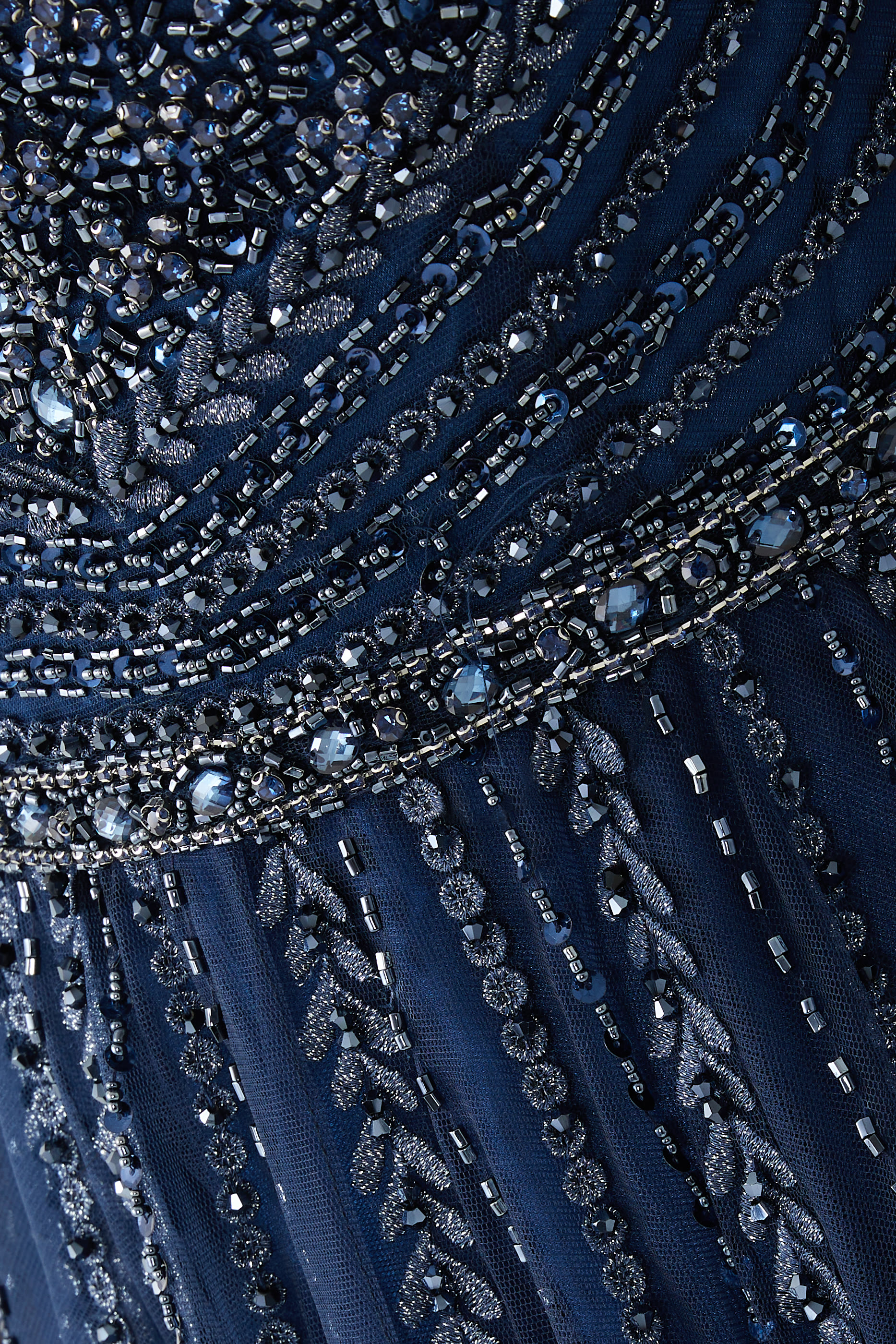 فستان سهرة تول مطرز بخرز