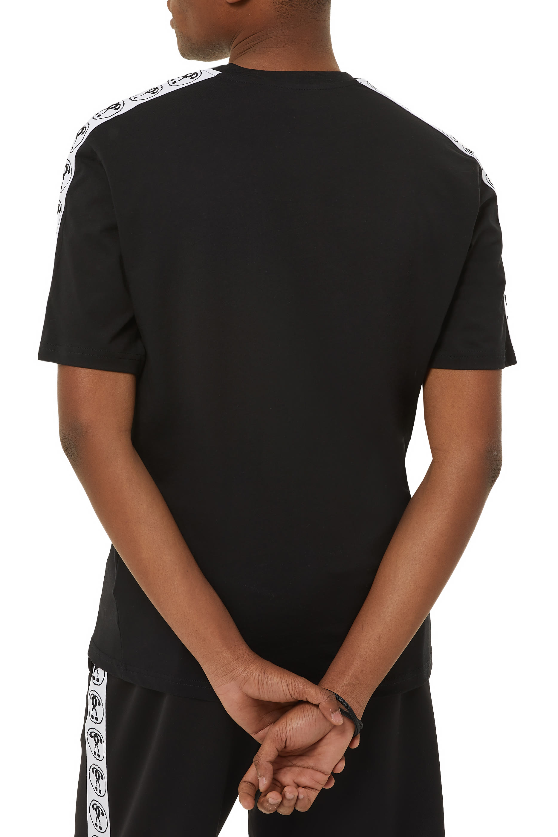 تيشيرت بياقة ضيقة وبشريط بشعار الماركة