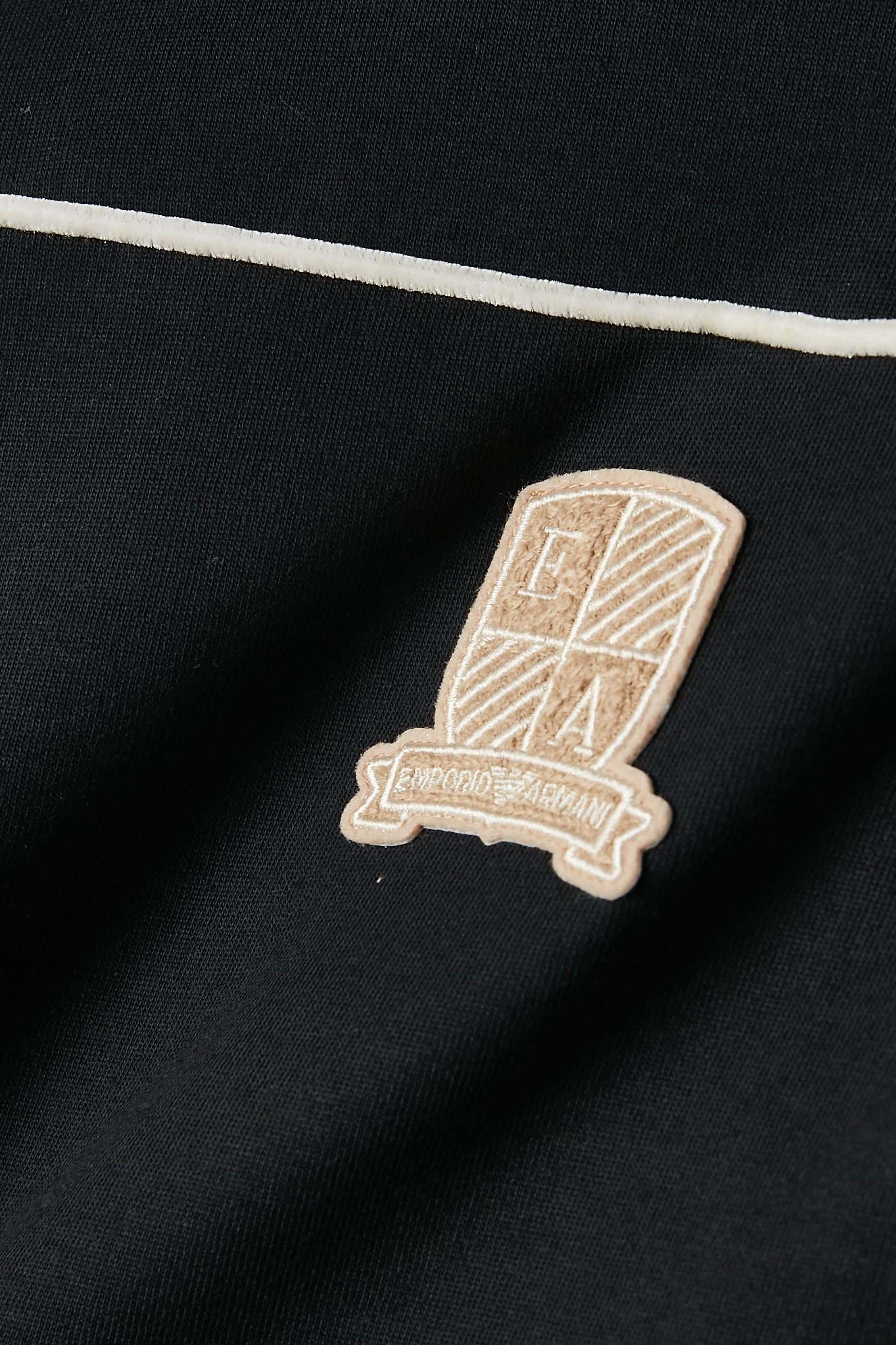 تيشيرت بشعار الماركة للأطفال