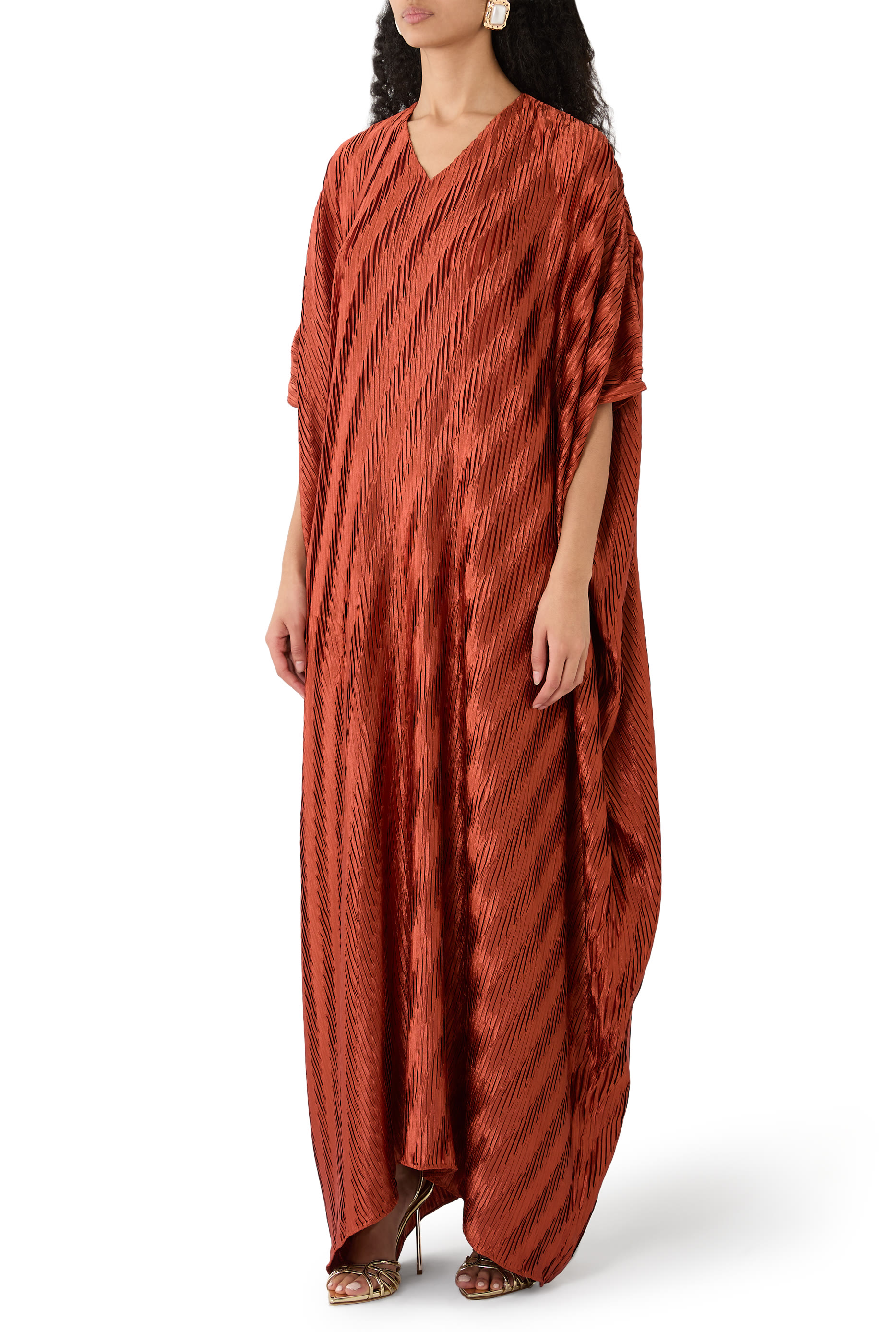 فستان بطيات ونقشة خطوط متعرجة