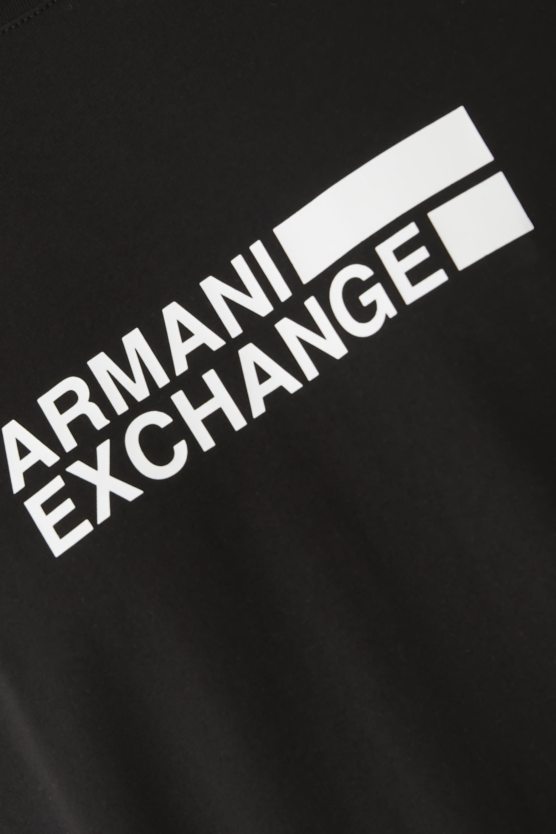 تيشيرت بياقة ضيقة بنقشة شعار الماركة