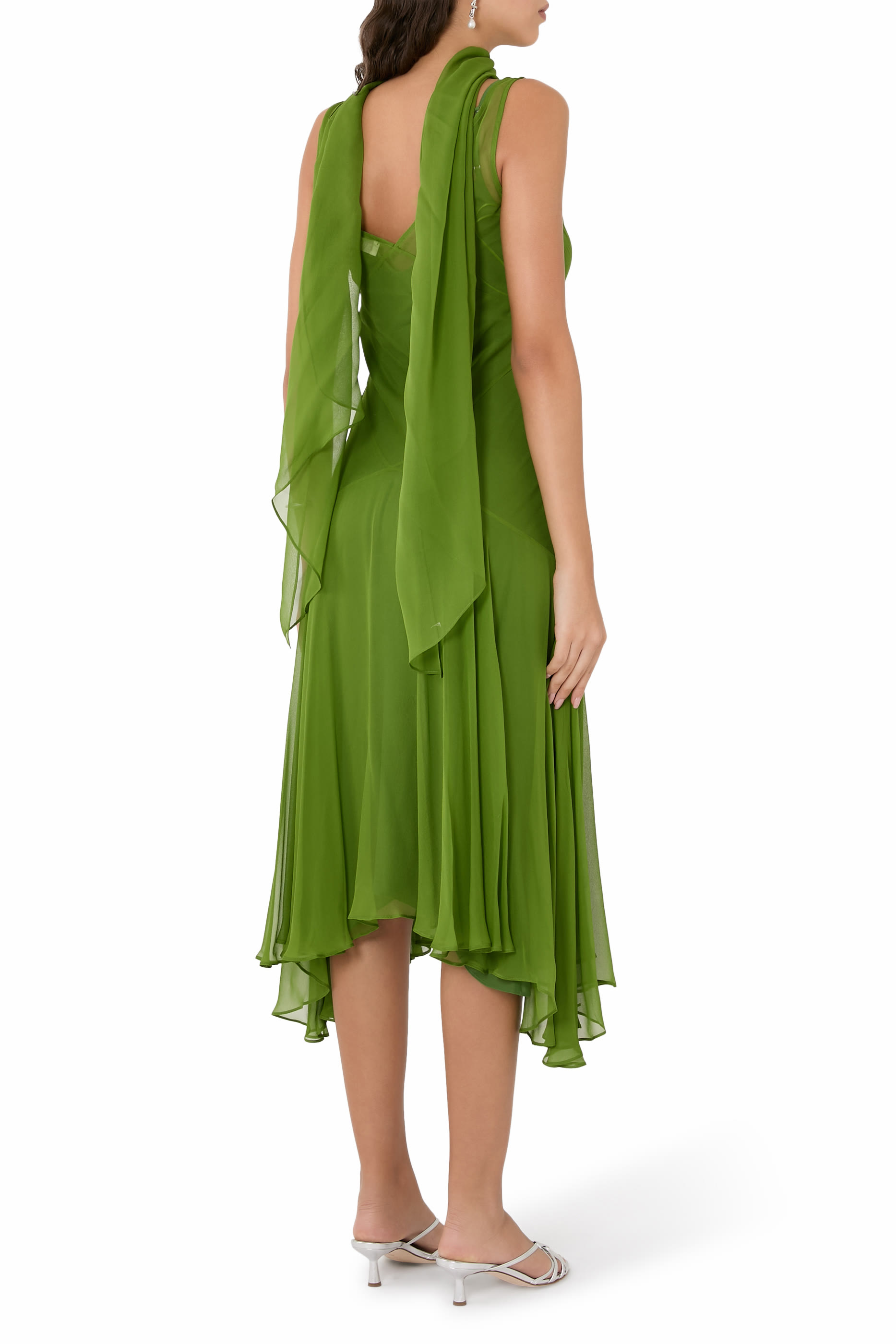 فستان بفتحة وحافة غير متماثلة ووشاح