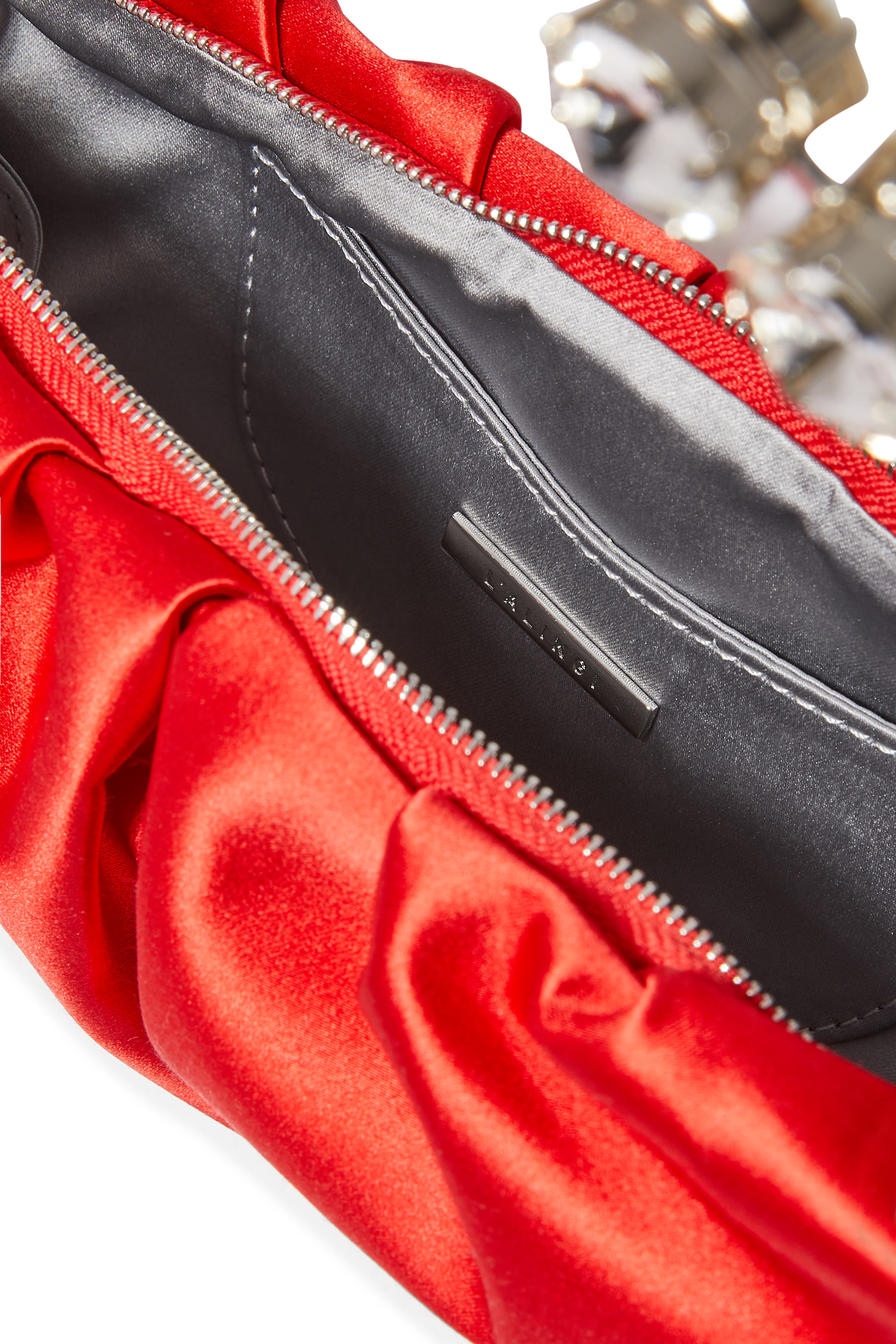 حقيبة صغيرة بتصميم نصف دائري