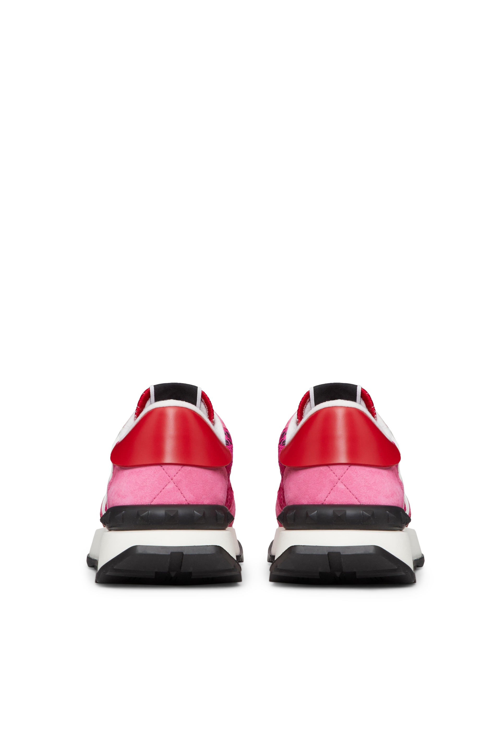 سنيكرز فالنتينو غارافاني بتصميم كروشيه