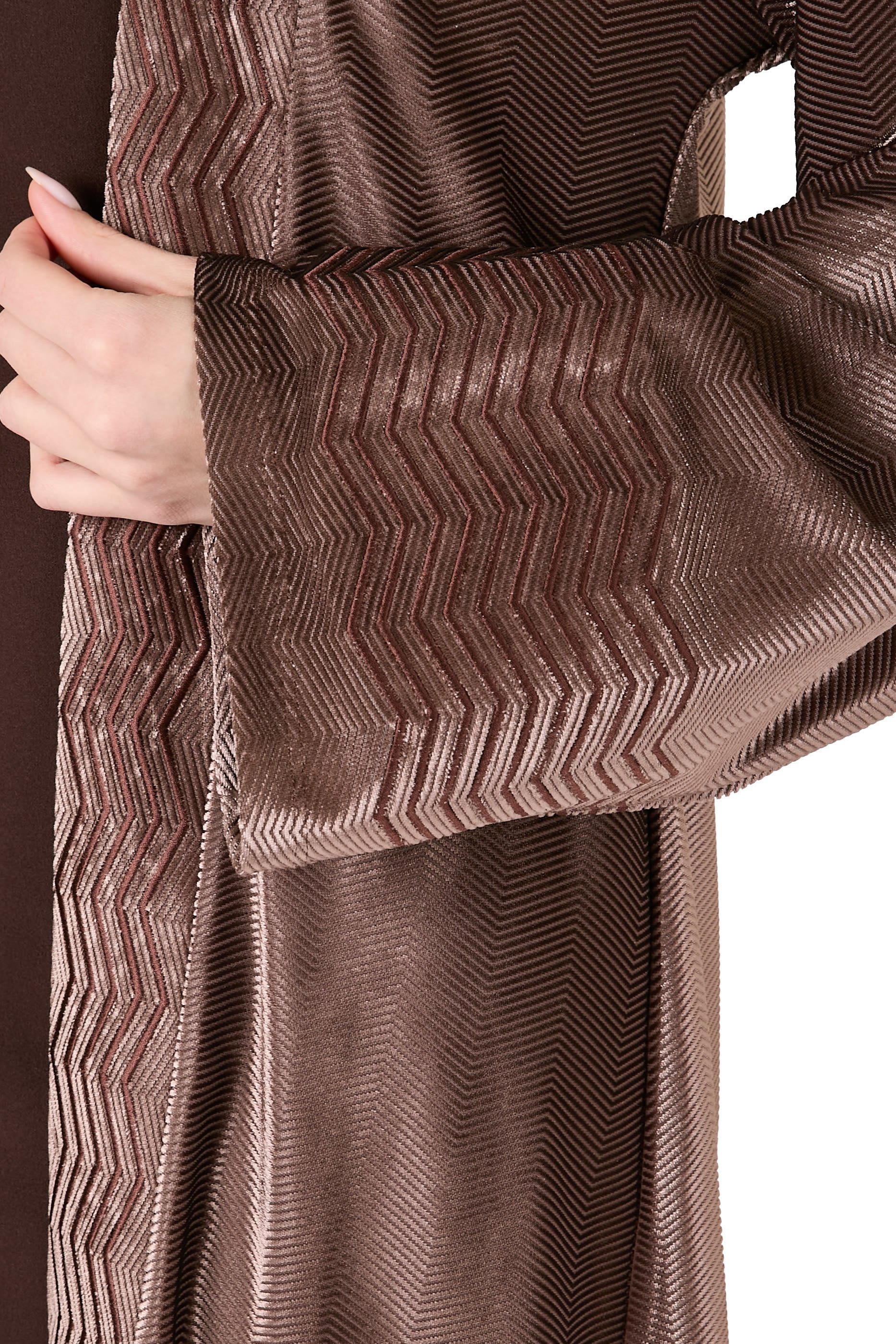 طقم فستان وعباية بنقشة متعرجة