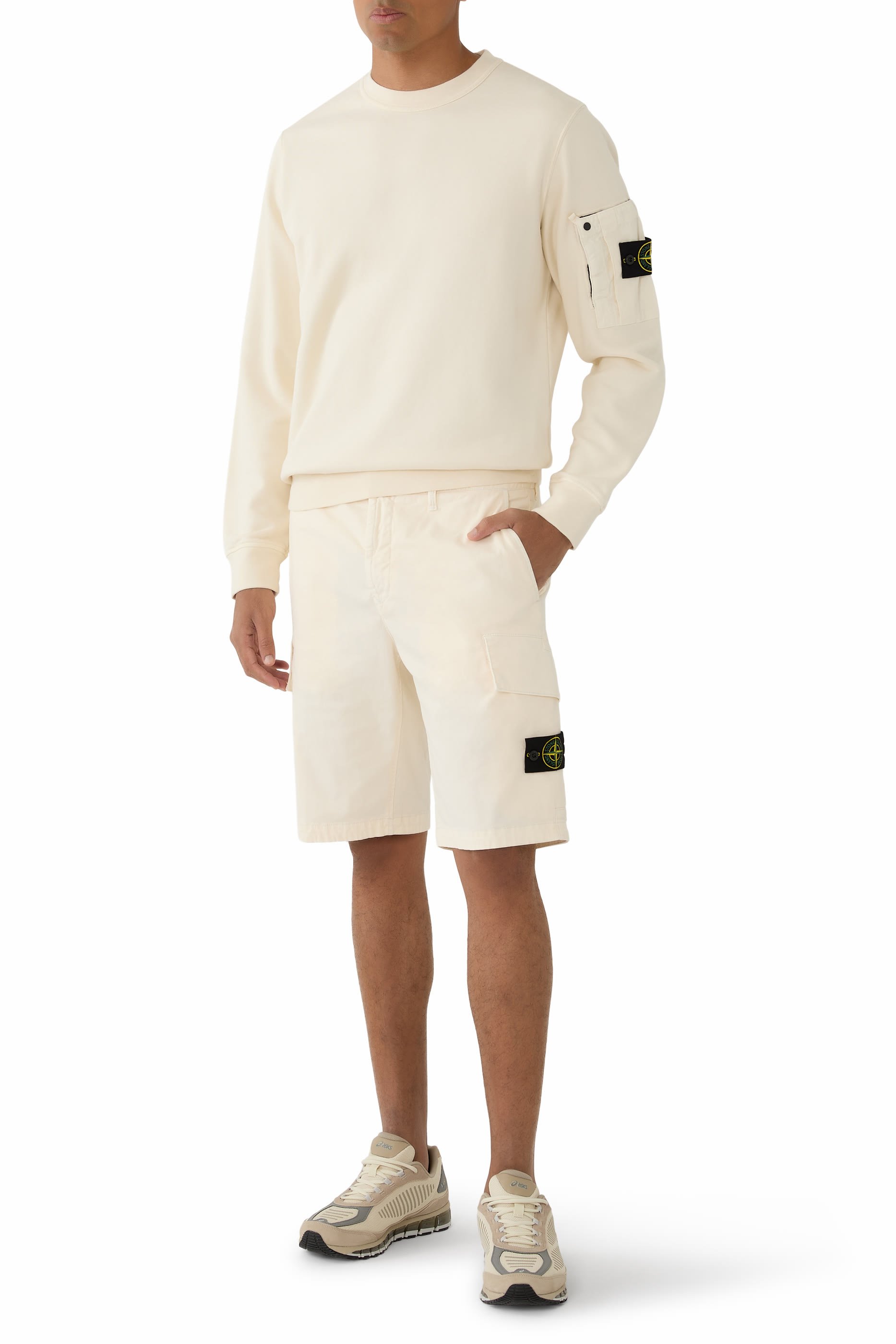 سويت شيرت بجيب مزين برقعة شعار الماركة للموسم الجديد