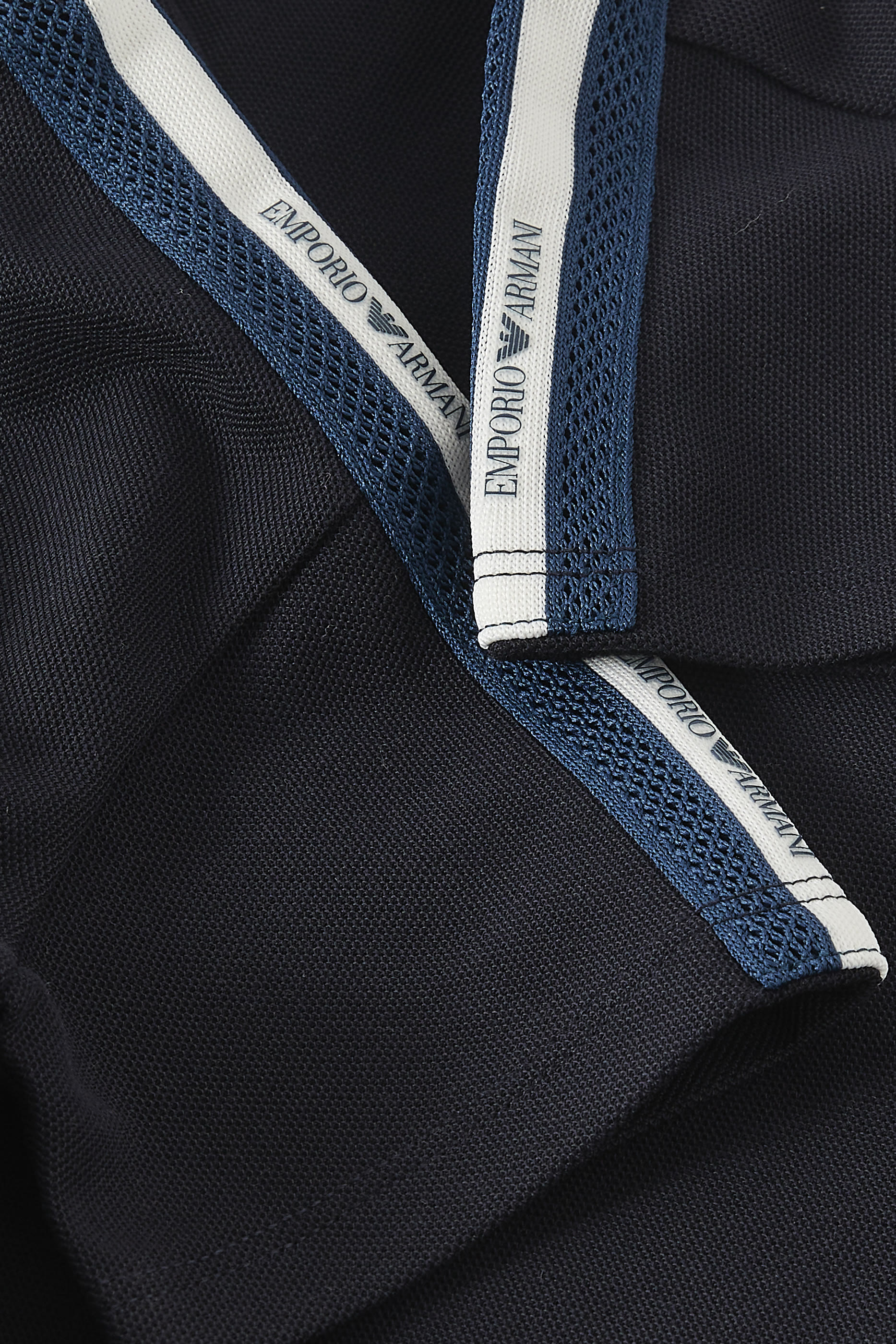 تيشيرت بشريط بتفاصيل شعار الماركة للأطفال