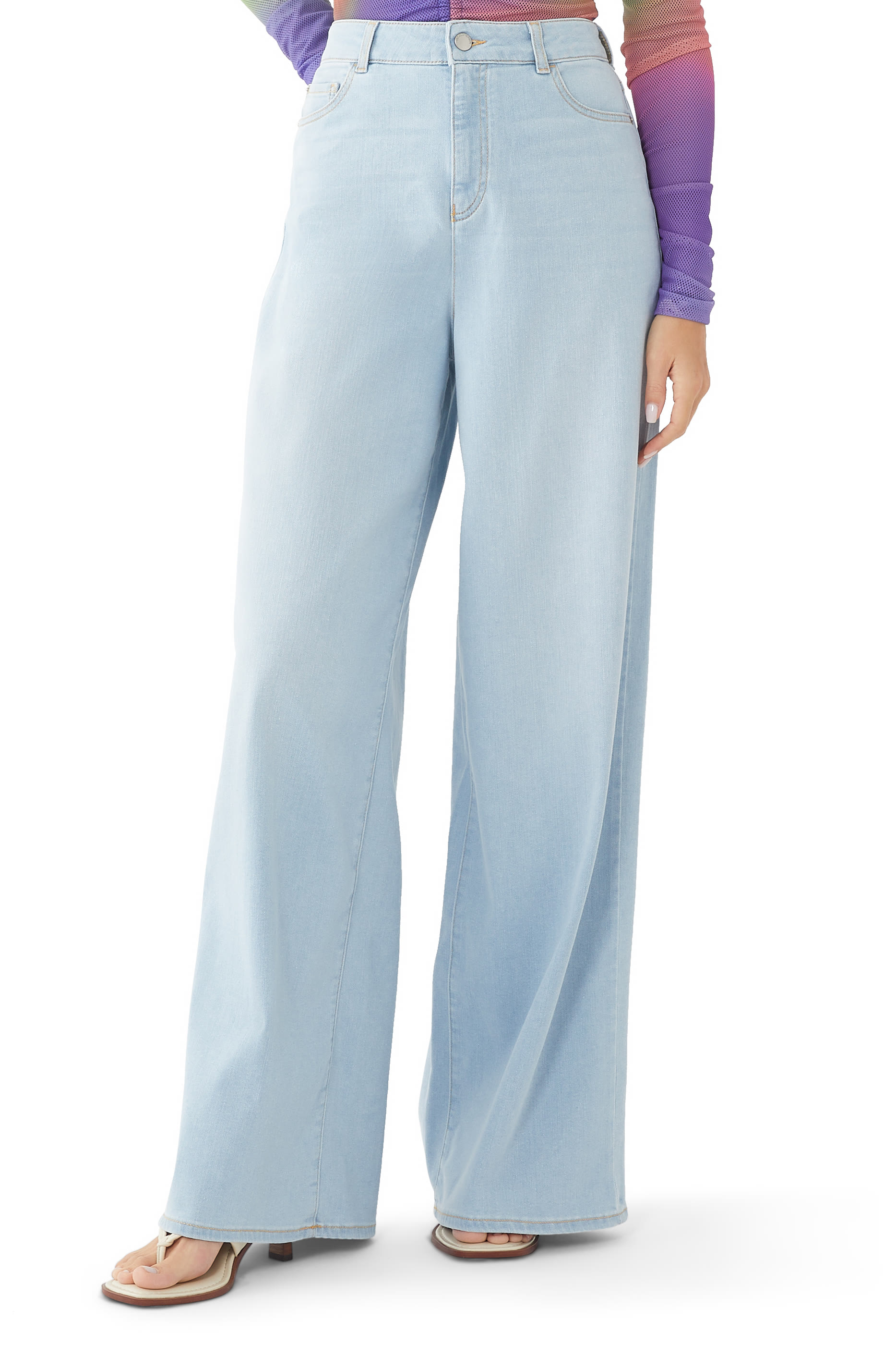 بنطال جينز بقصة ساق واسعة