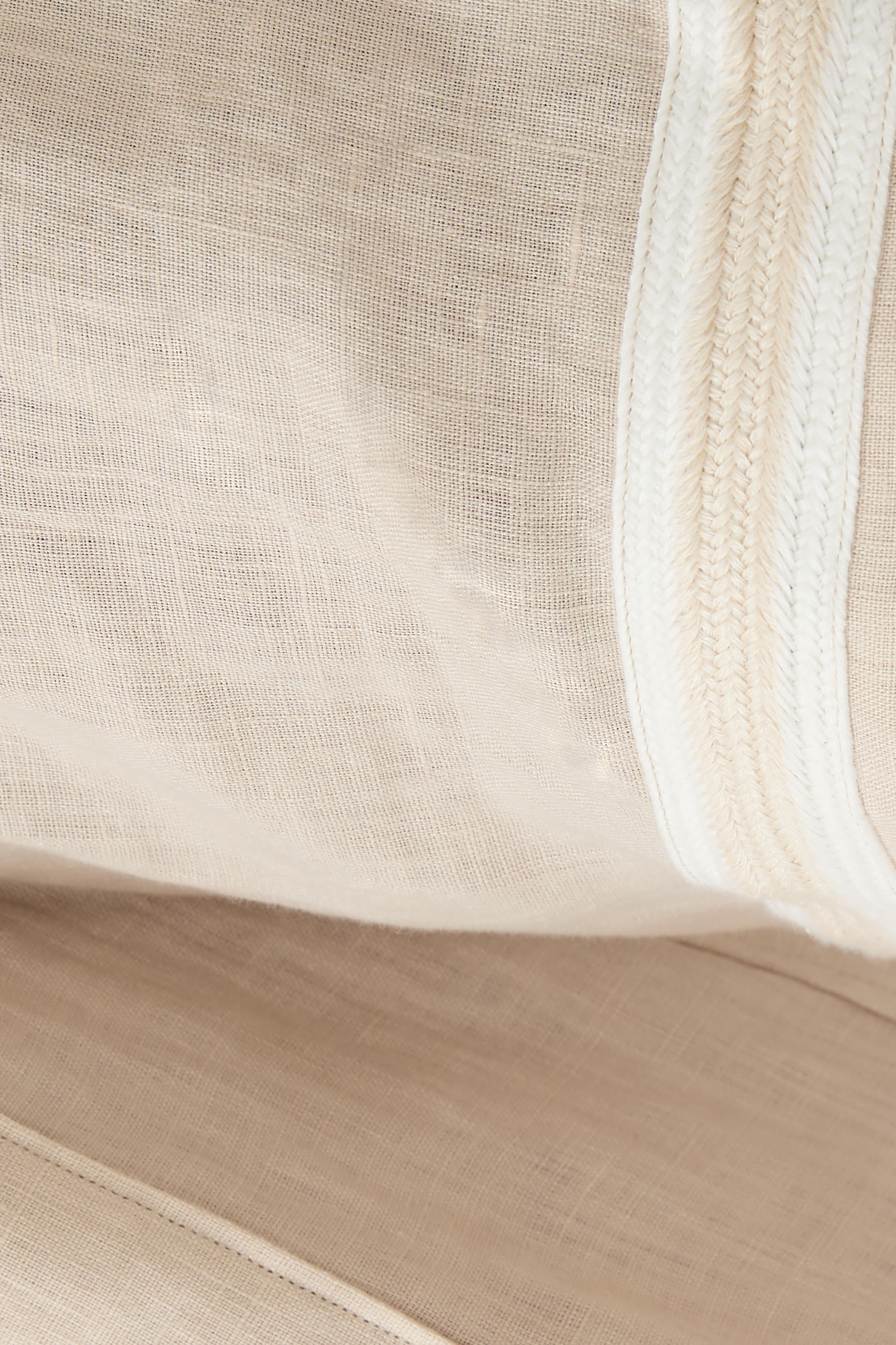 قميص بتفاصيل مغايرة كتان