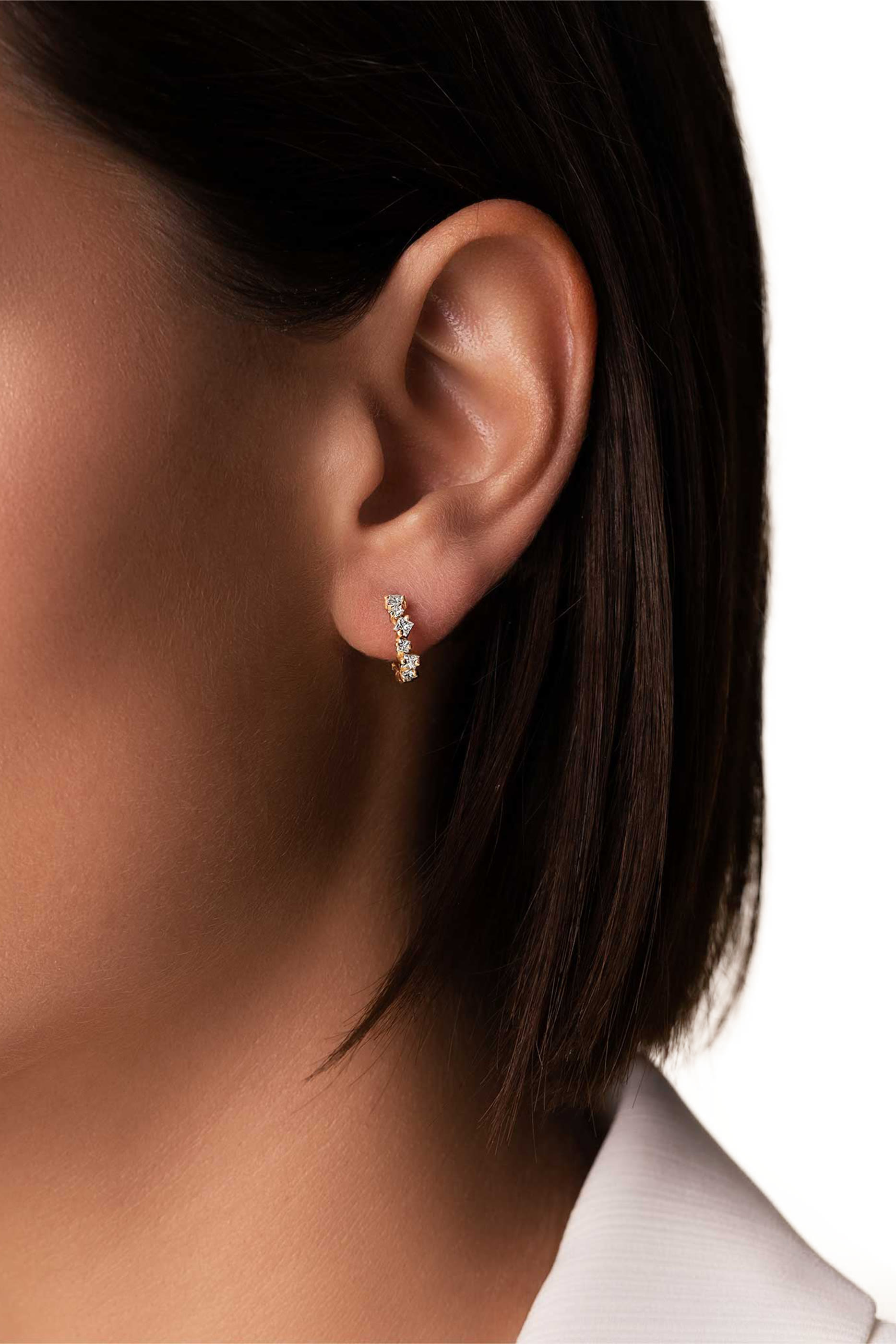 أقراط دائرية صغيرة مرصعة بماس، ذهب أصفر عيار 18