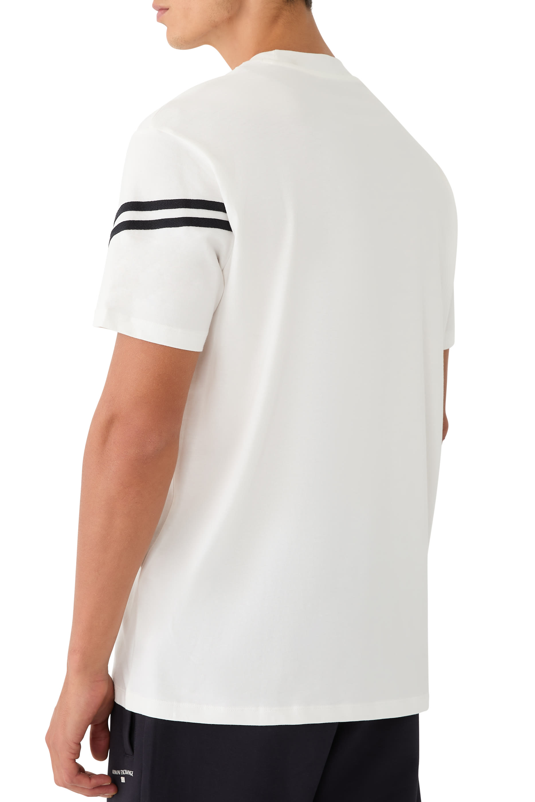 تيشيرت بأكمام قصيرة وشعار الماركة