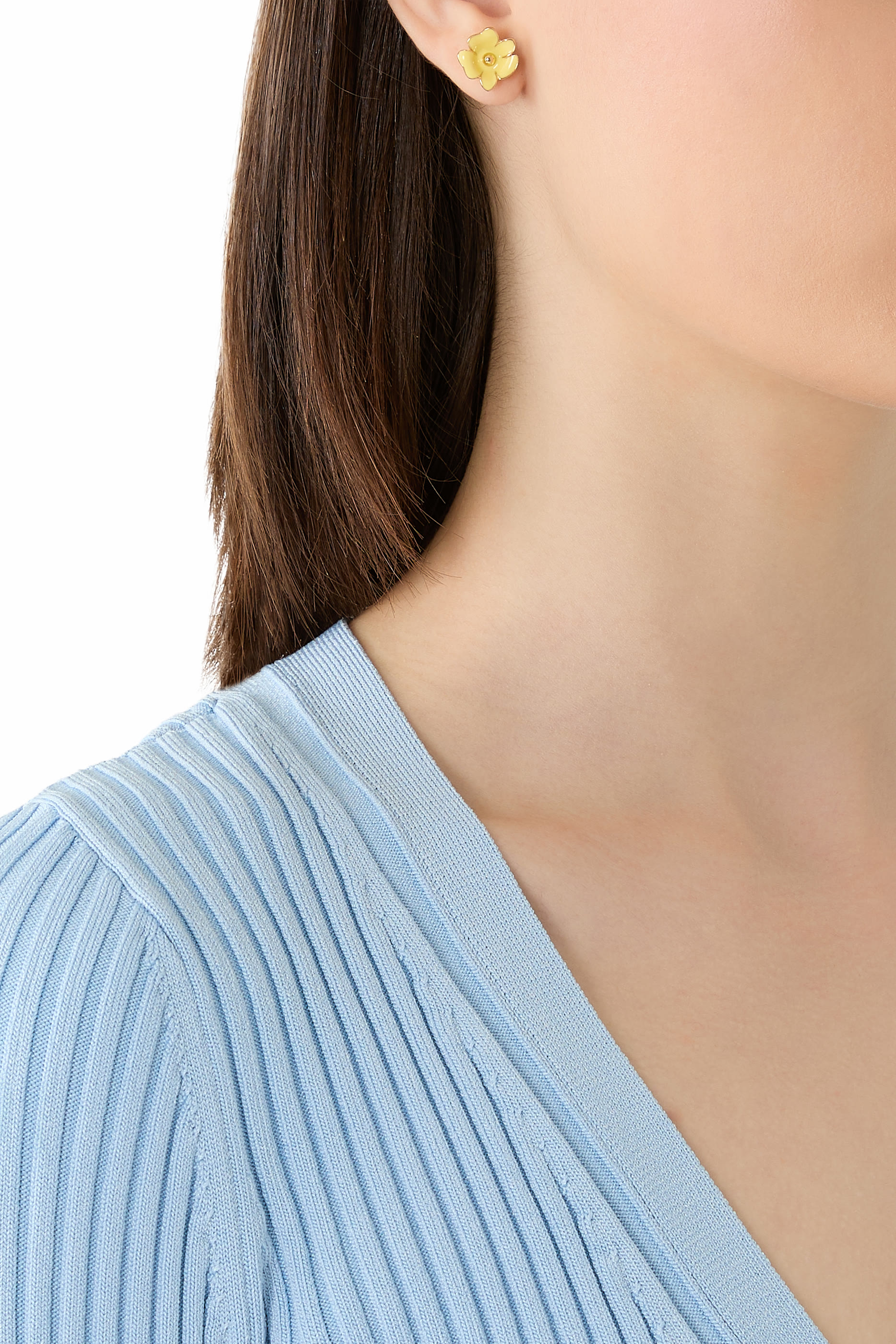 أقراط بتصميم زهرة بمينا وقفل تيتانيوم 