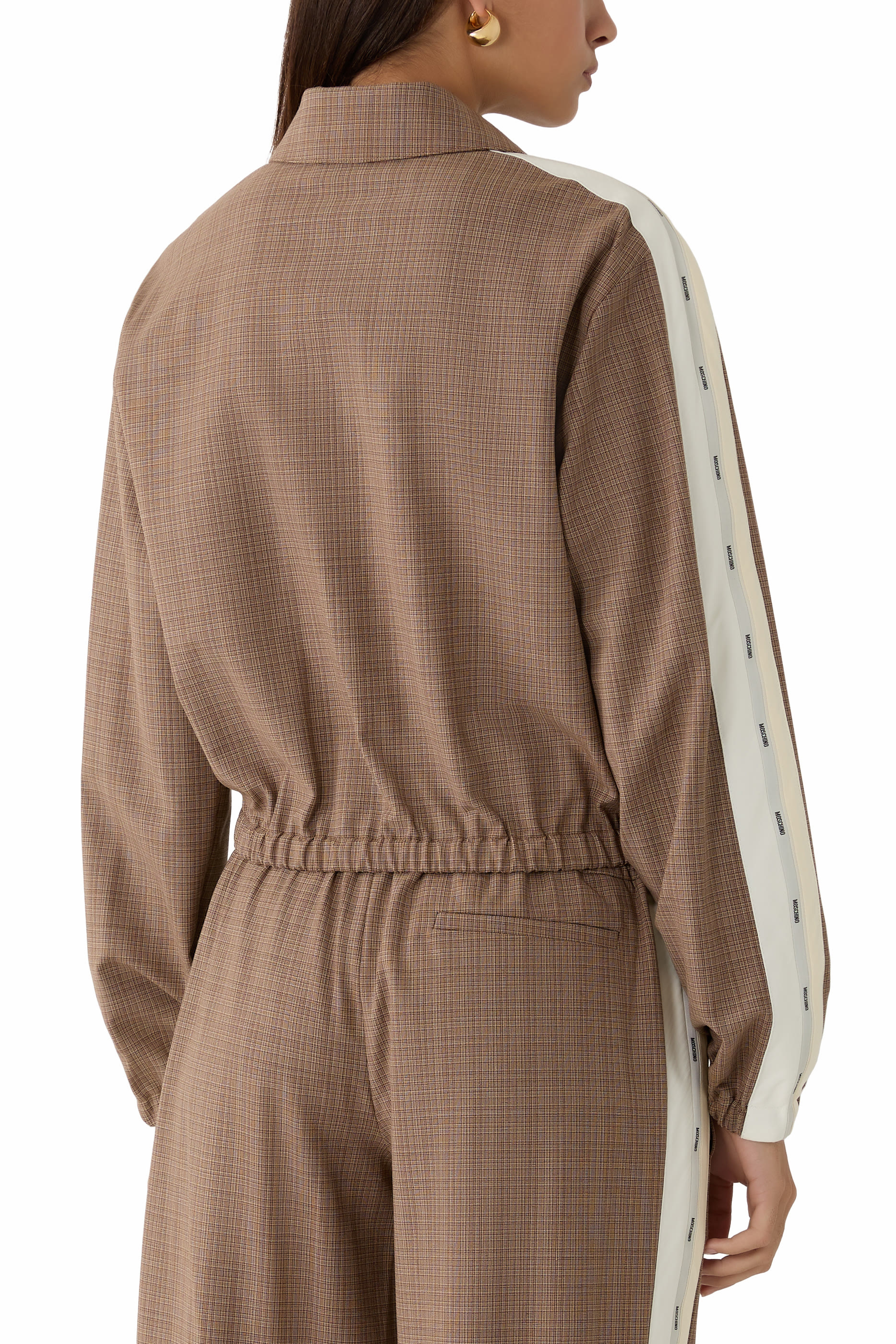 جاكيت بنقشة مربعات وشريط شعار الماركة