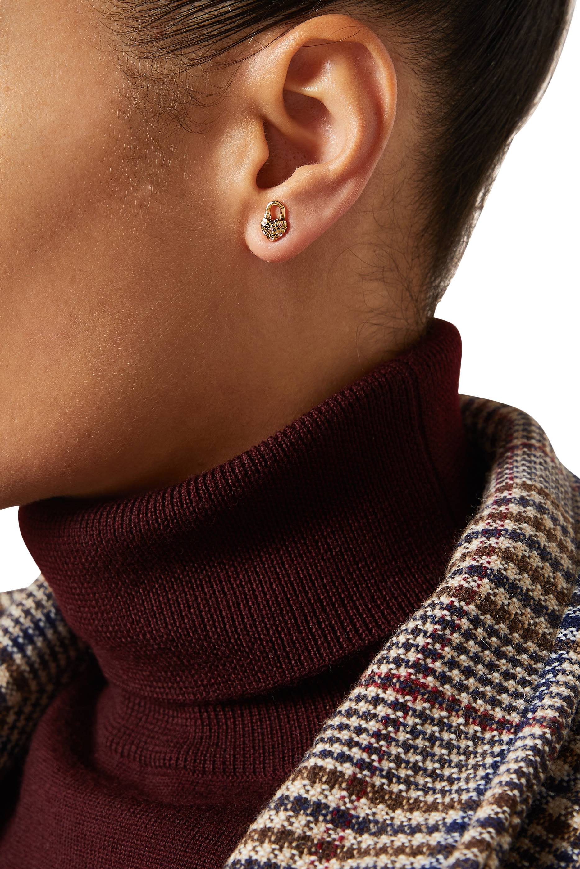 أقراط بتصميم قفل على شكل قلب