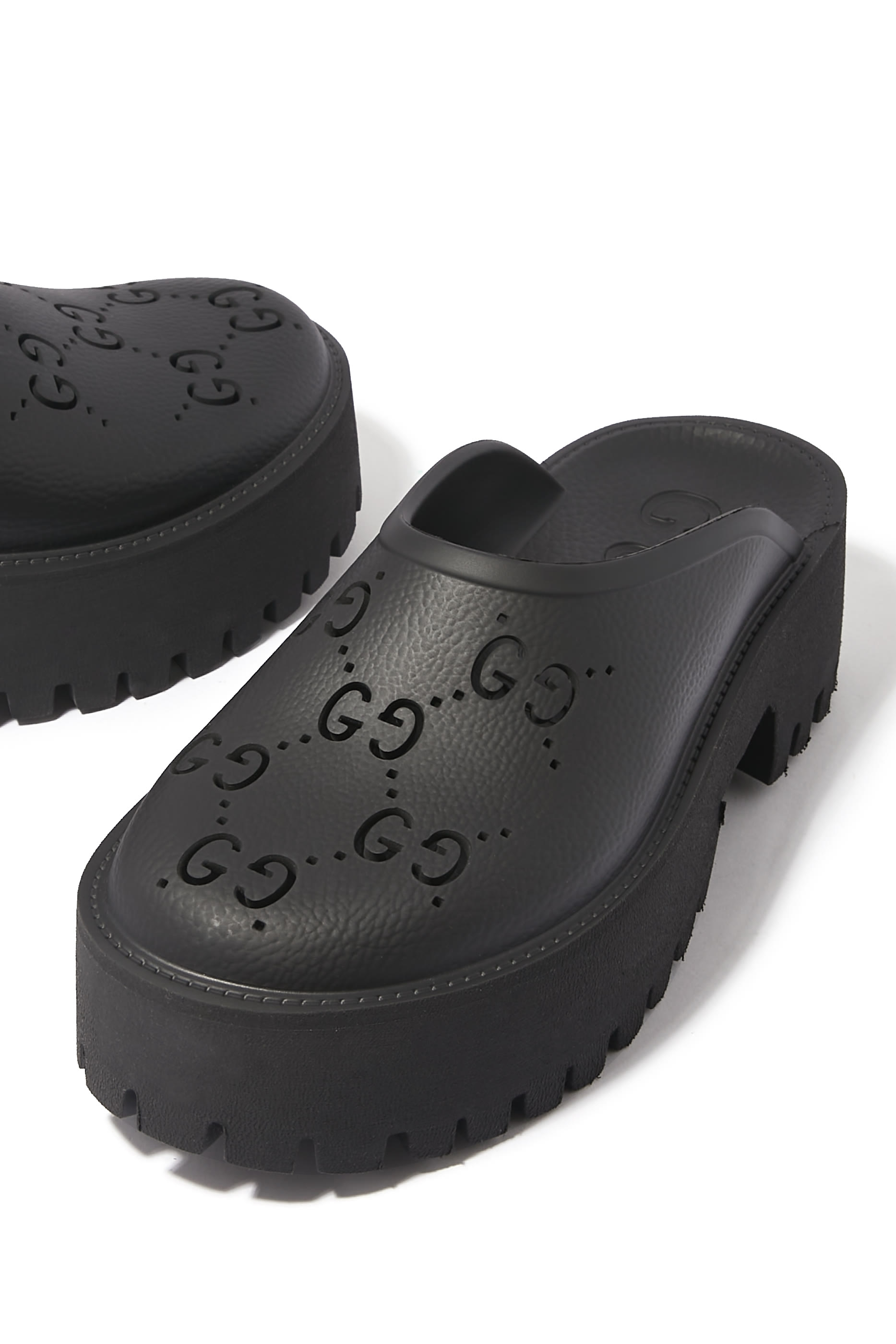 صندل مثقوب بنعل سميك مطاط