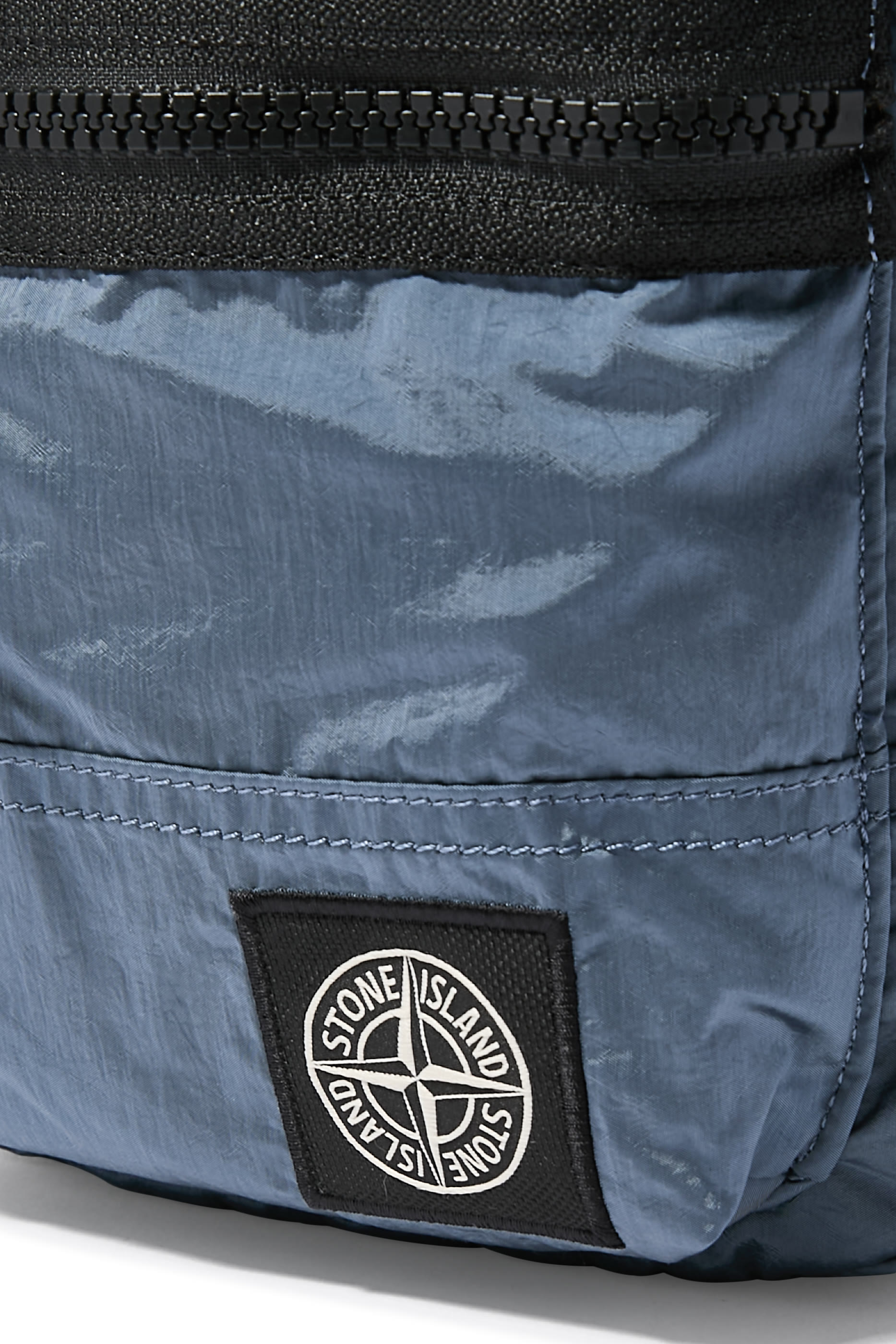 حقيبة صغيرة بشعار الماركة