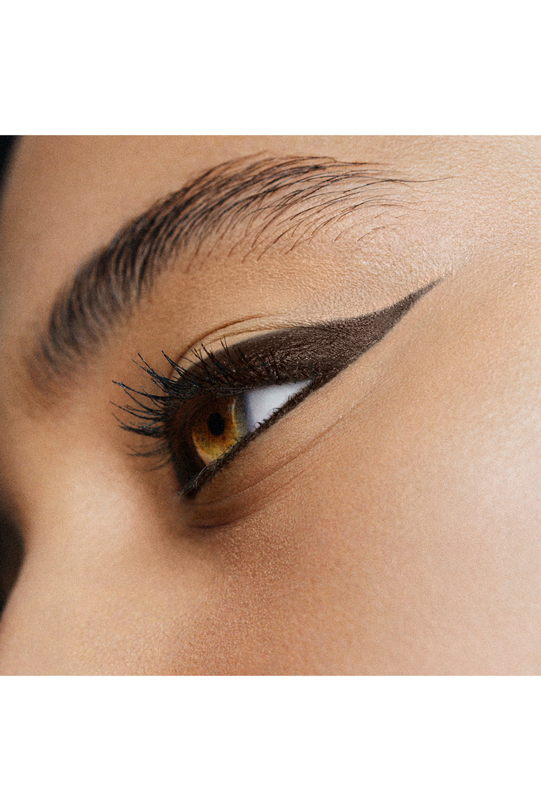 قلم تحديد العيون أكوا ريزيست كولور