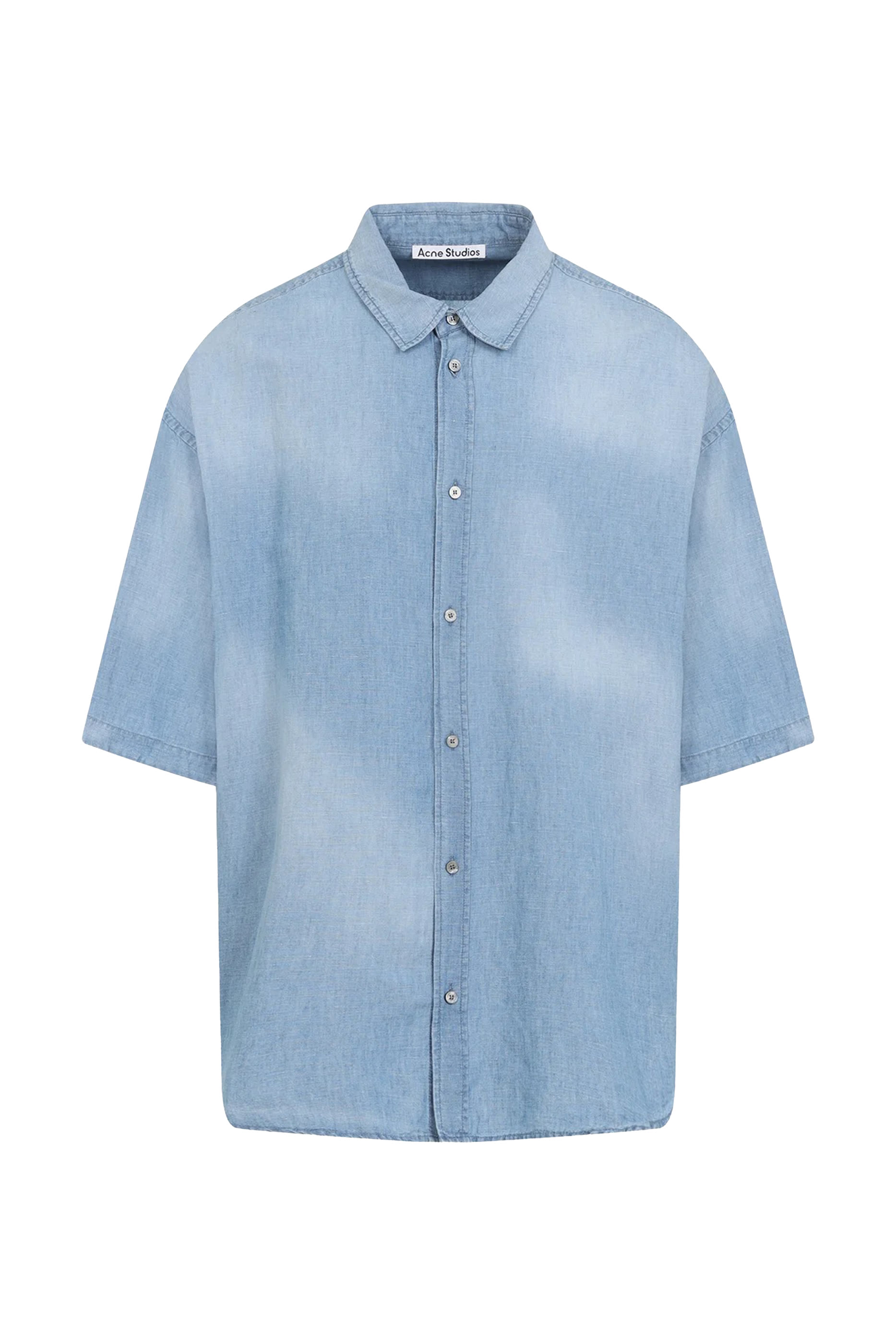 قميص بأكمام قصيرة