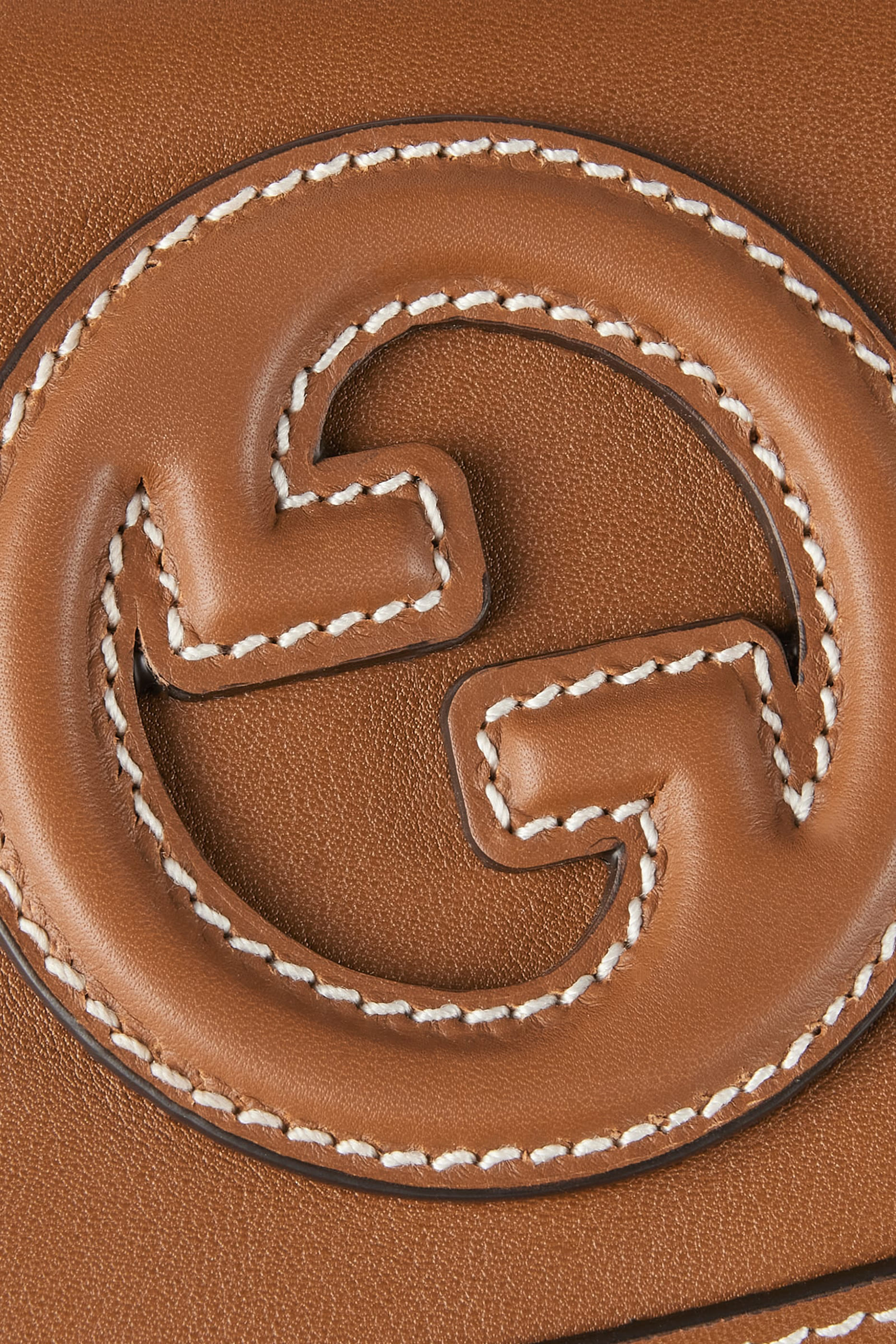 حقيبة كتف بلوندي صغيرة