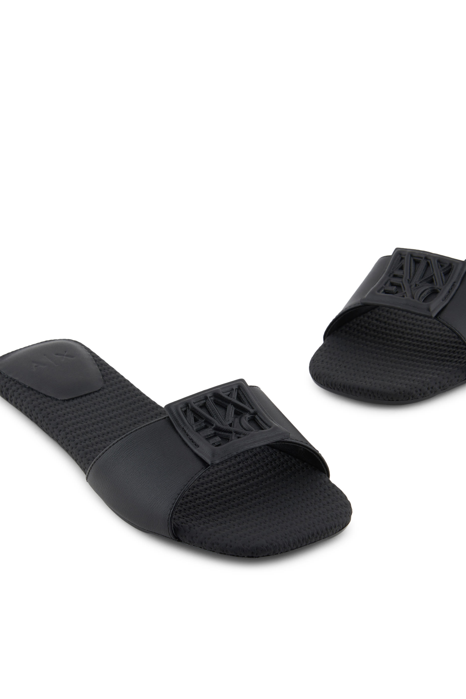 حذاء مفتوح بشعار الماركة