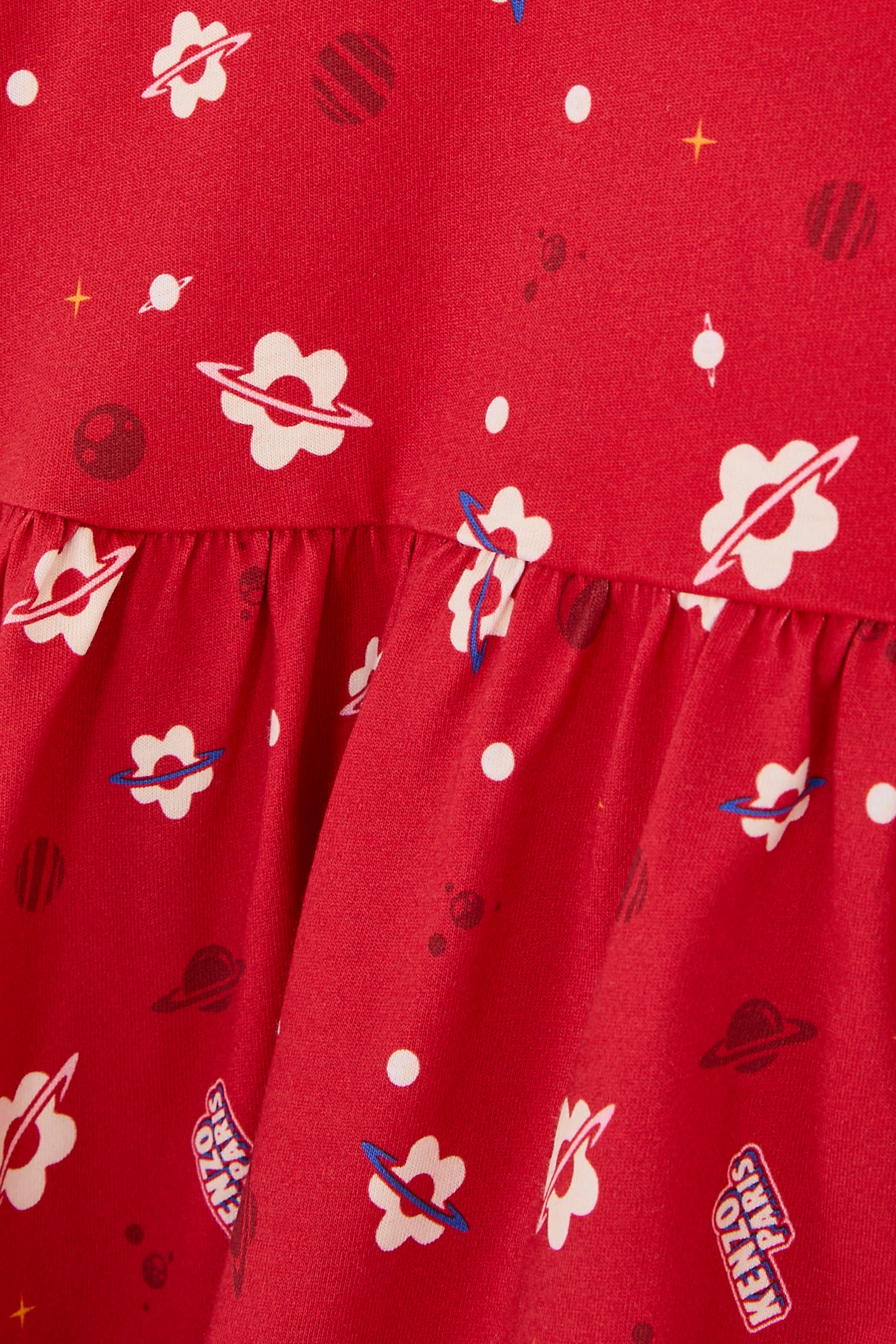 فستان مزين بتفاصيل كشكش وأزهار للأطفال