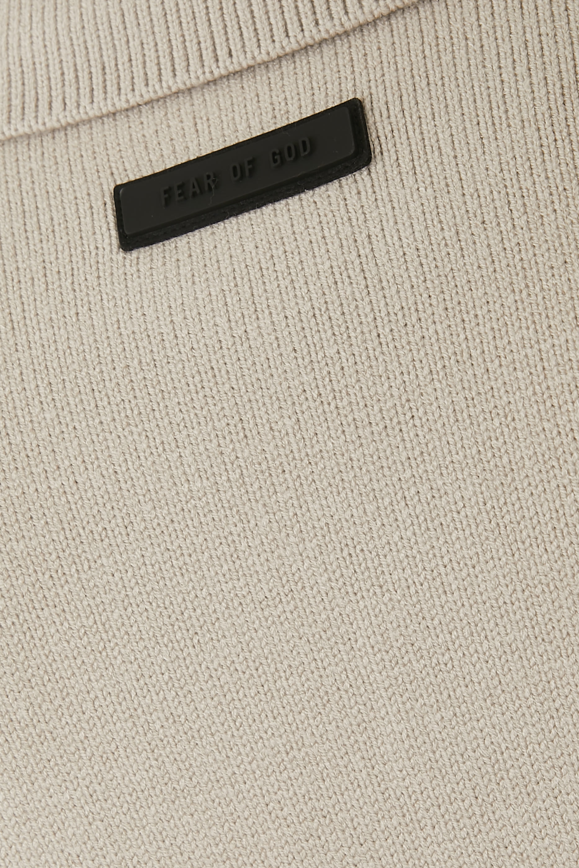 كنزة بولو منسوجة بشعار اسنشالز