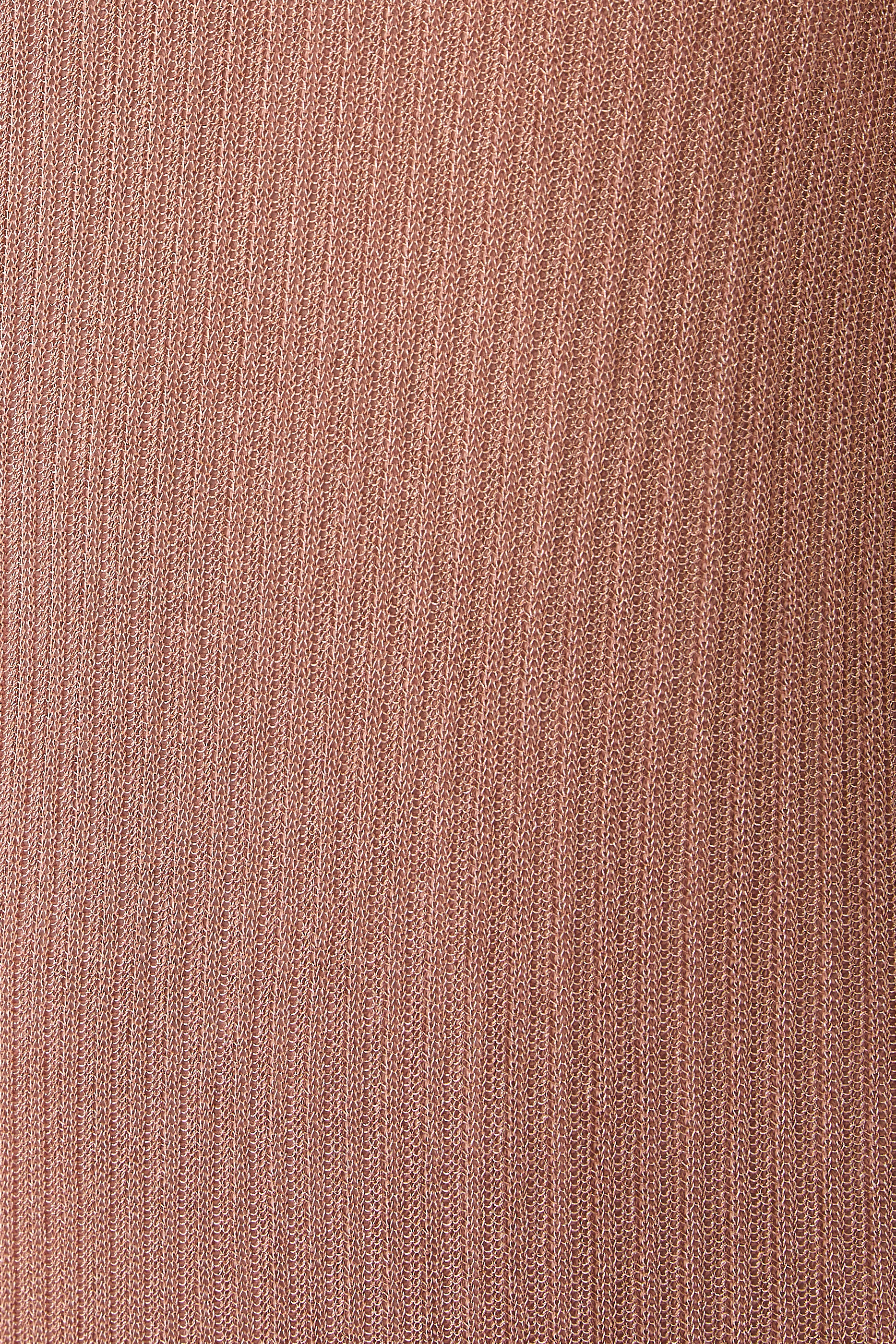 فستان بياقة ضيقة وأكمام طويلة