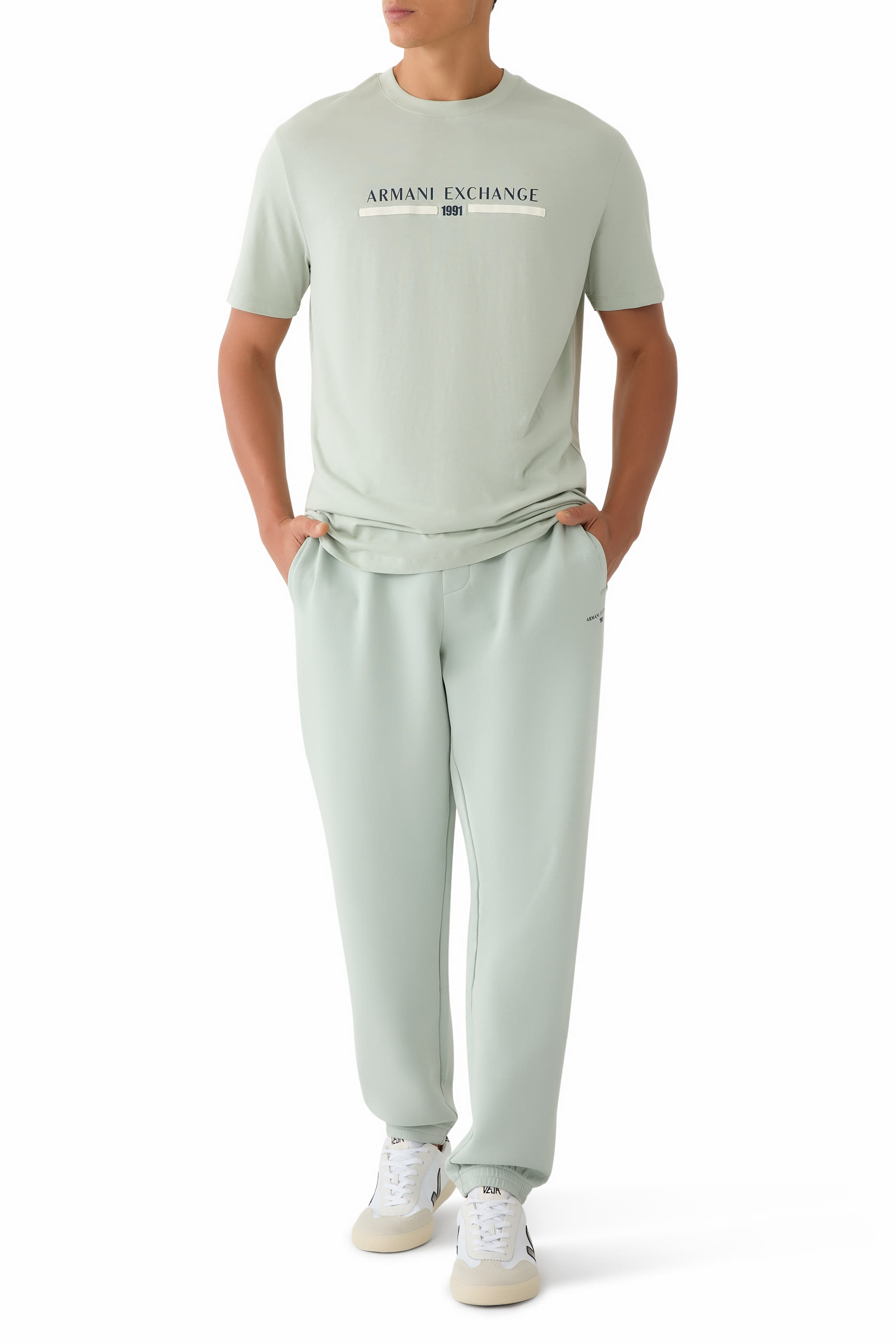 تيشيرت بأكمام قصيرة وشعار الماركة