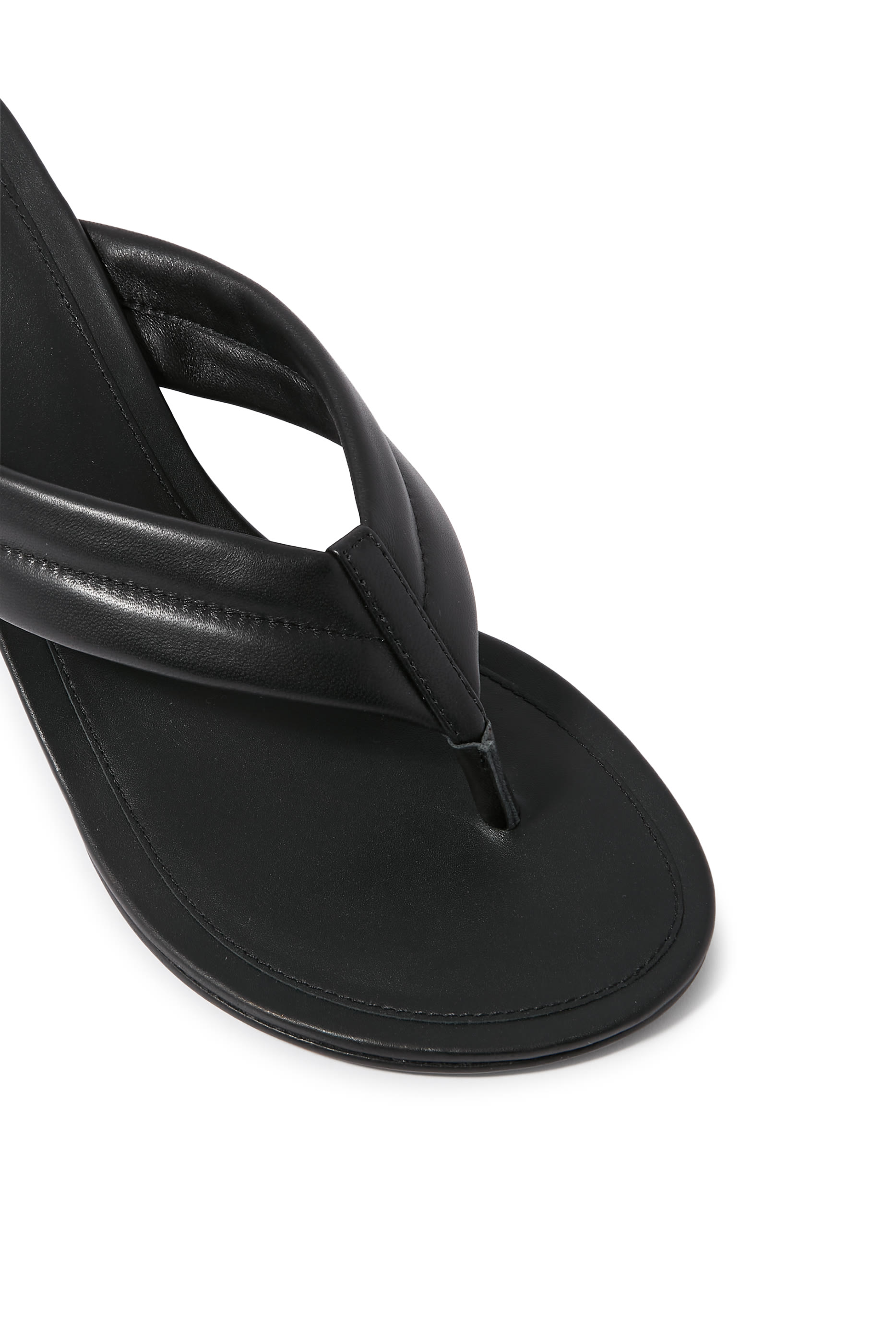 صندل 80 بتصميم ثونج بتفاصيل محاكة وكعب ويدج