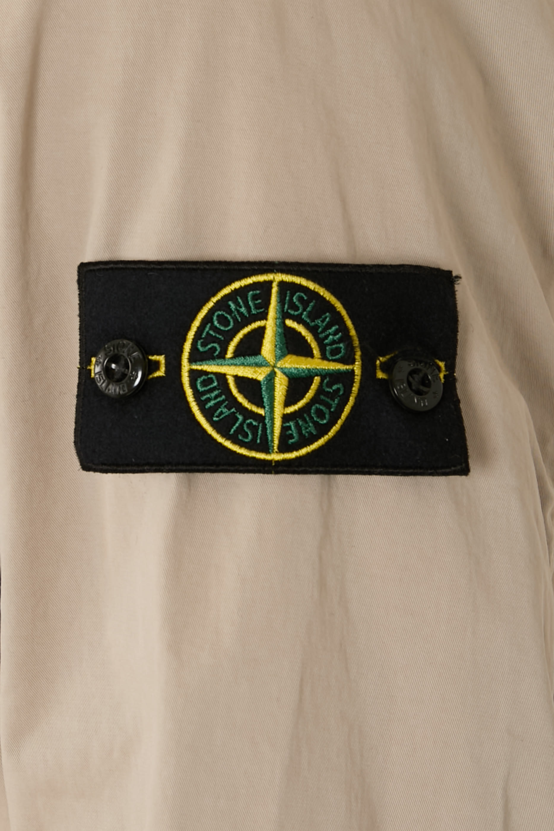 جاكيت بغطاء للرأس مقاوم للماء