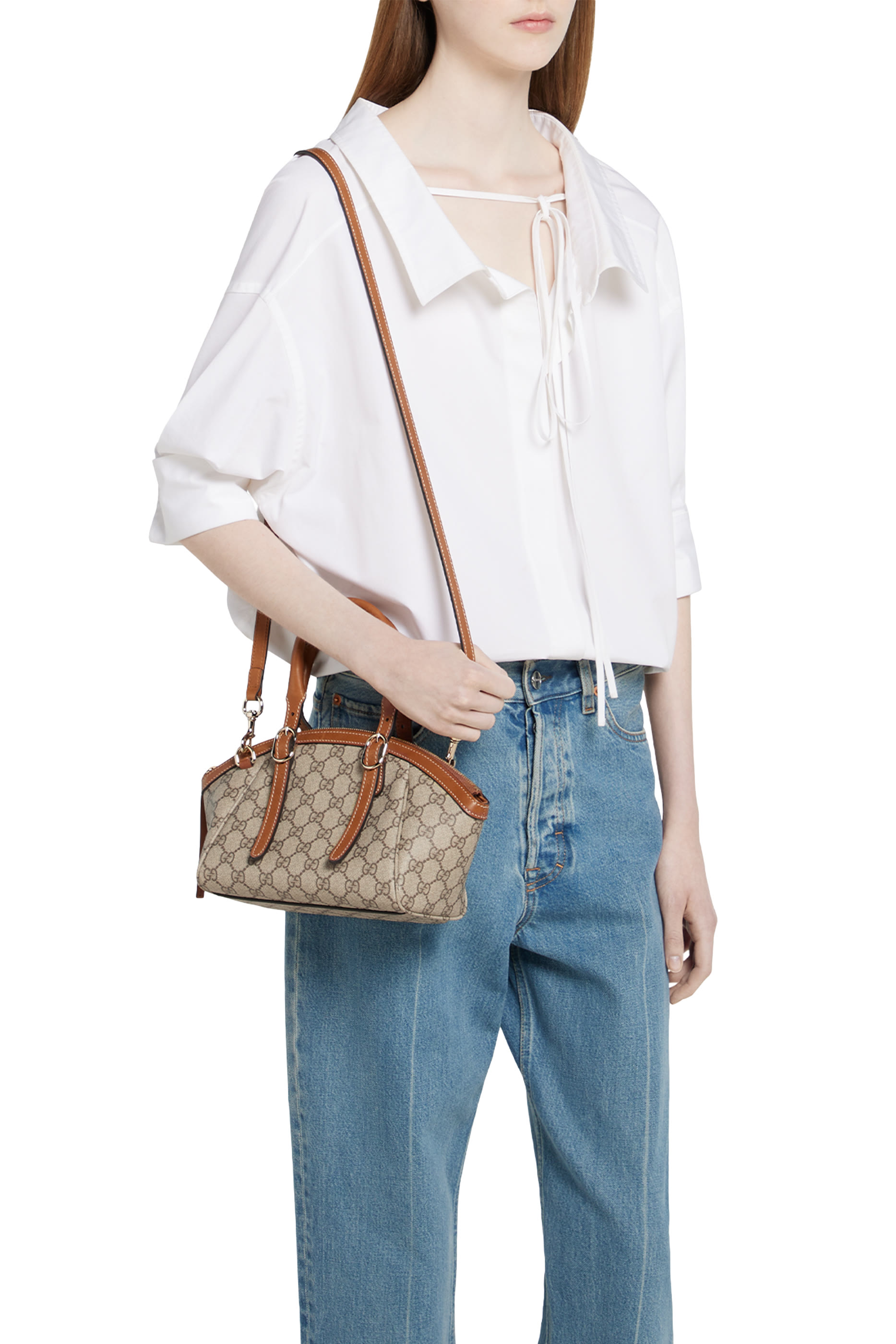 حقيبة صغيرة بيد علوية وشعار حرفي شعار الماركة