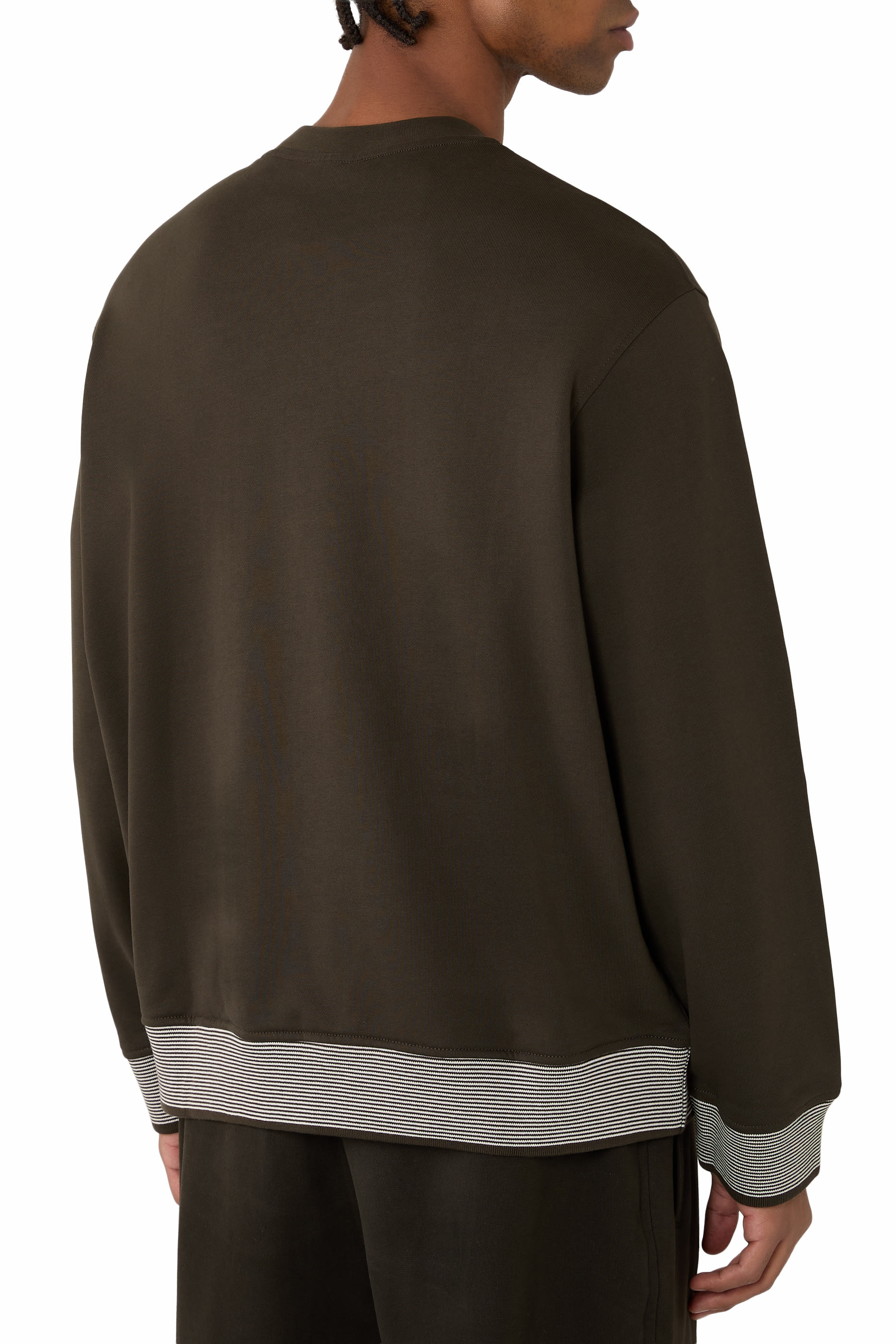 سويت شيرت بياقة ضيقة وشعار الماركة