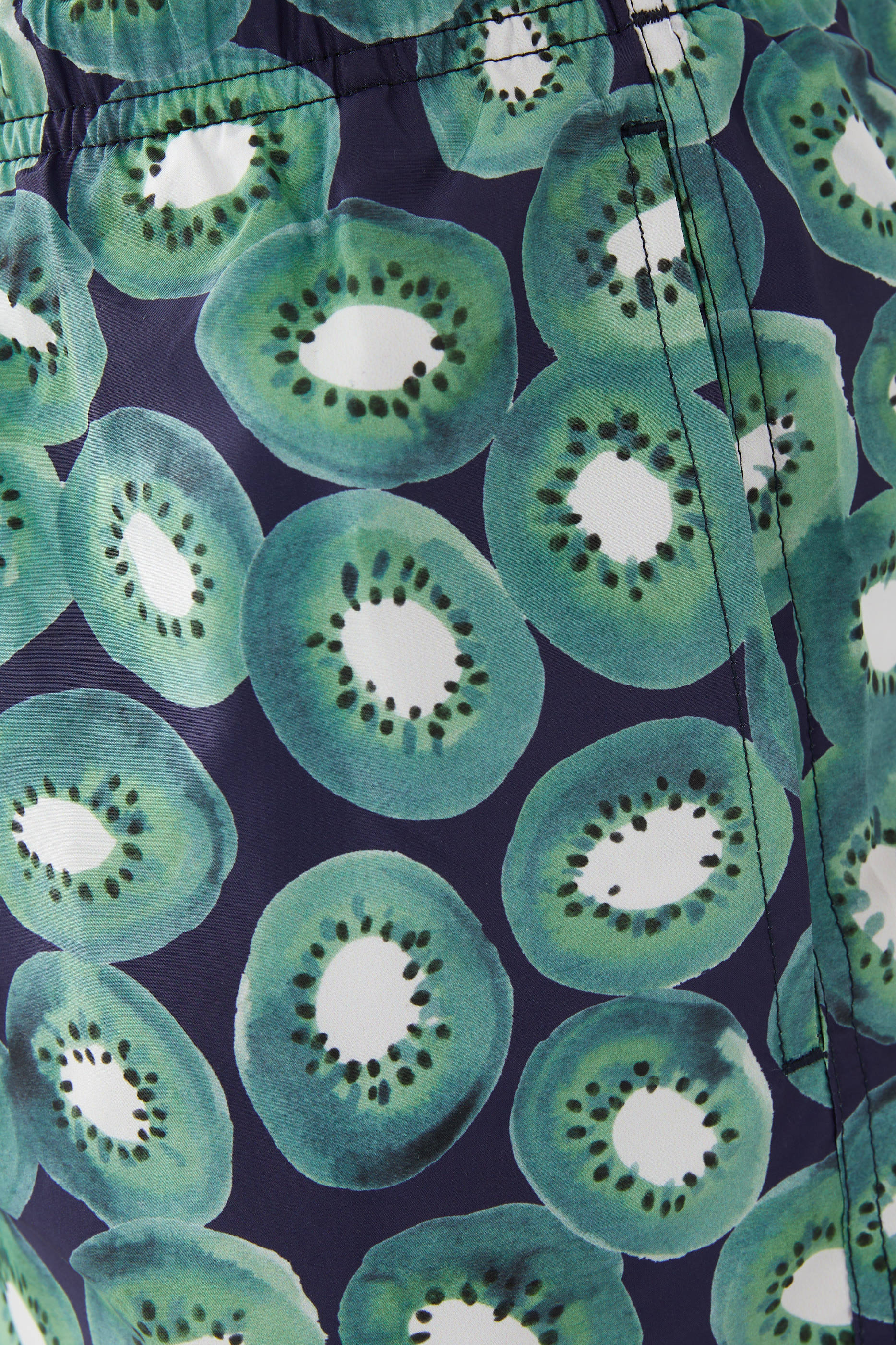 شورت سباحة بطبعات كيوي