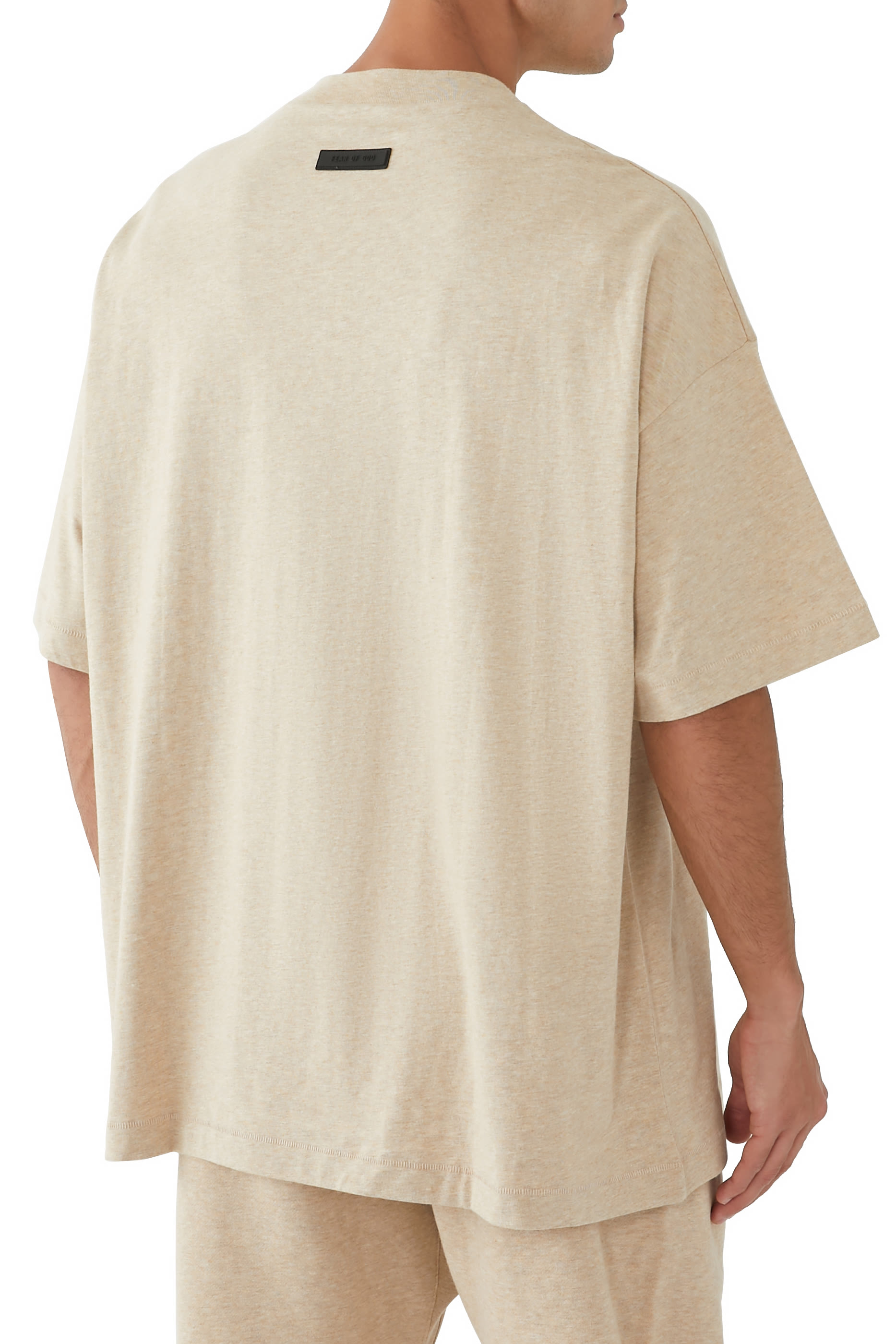 تيشيرت بياقة ضيقة وشعار الماركة