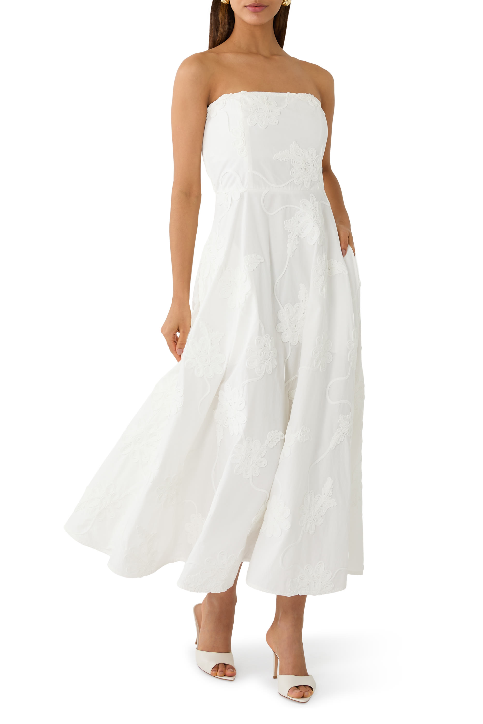 فستان بتطريزات زهور