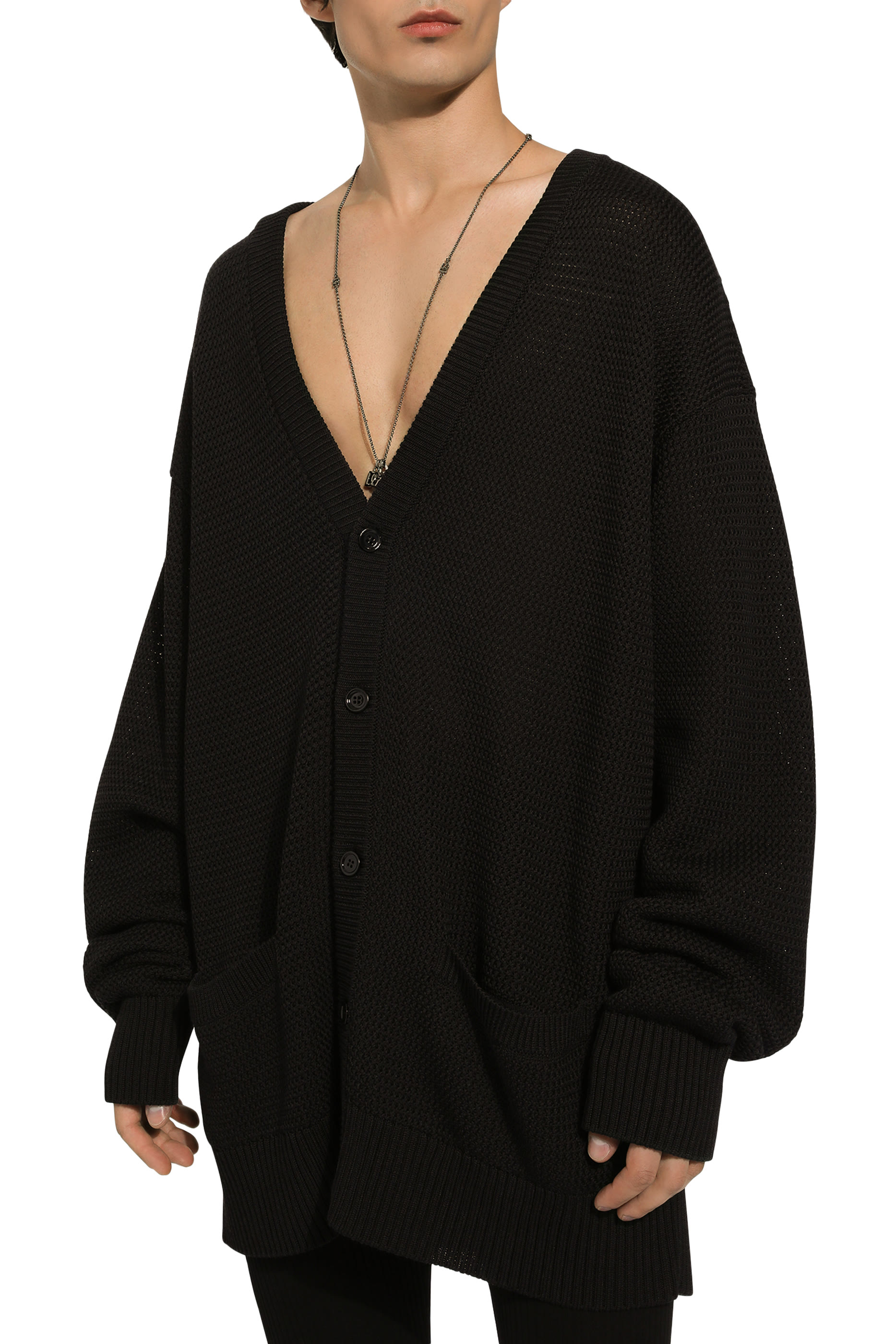 قلادة بشعار الماركة