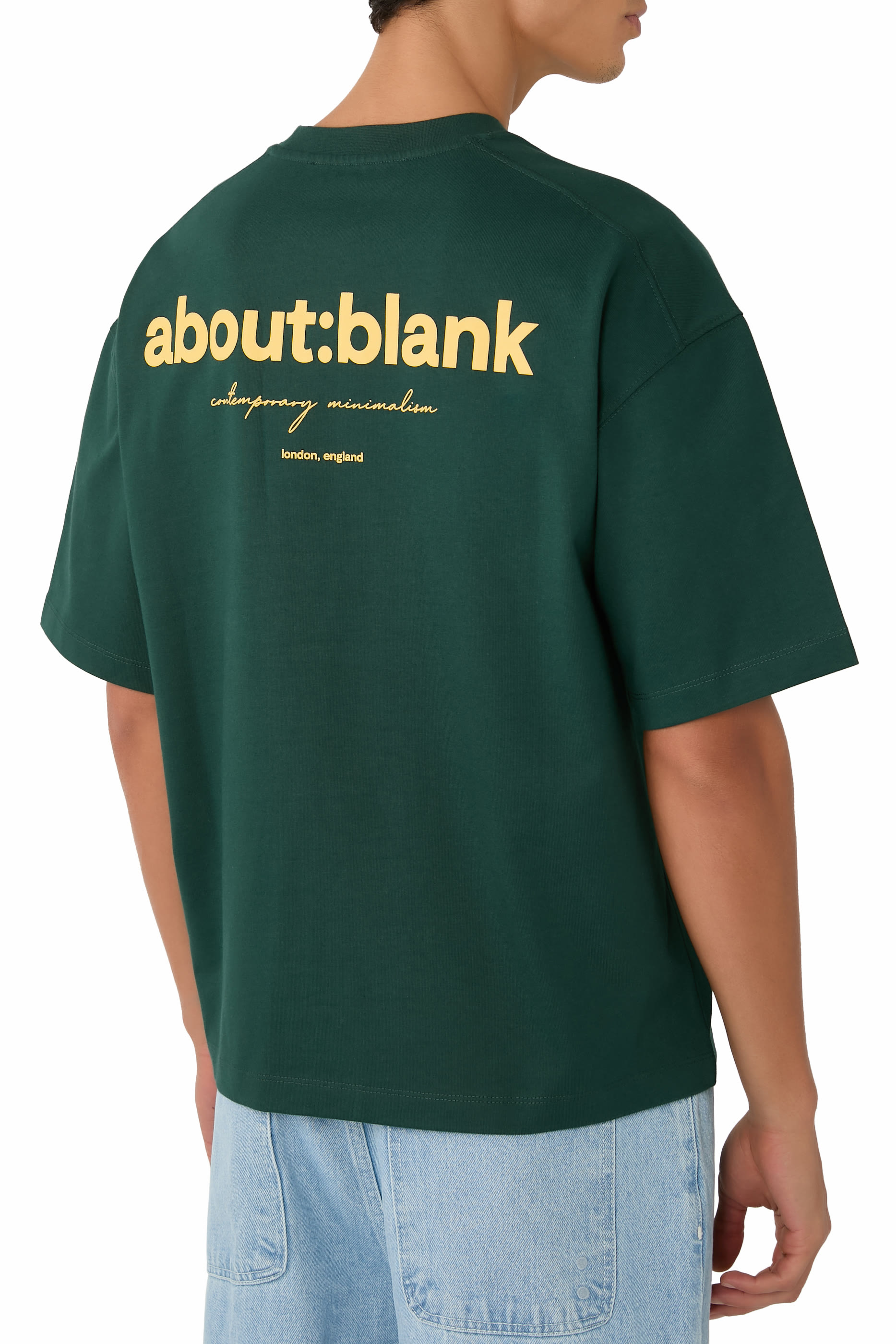 تيشيرت بقصة مريعة وشعار الماركة