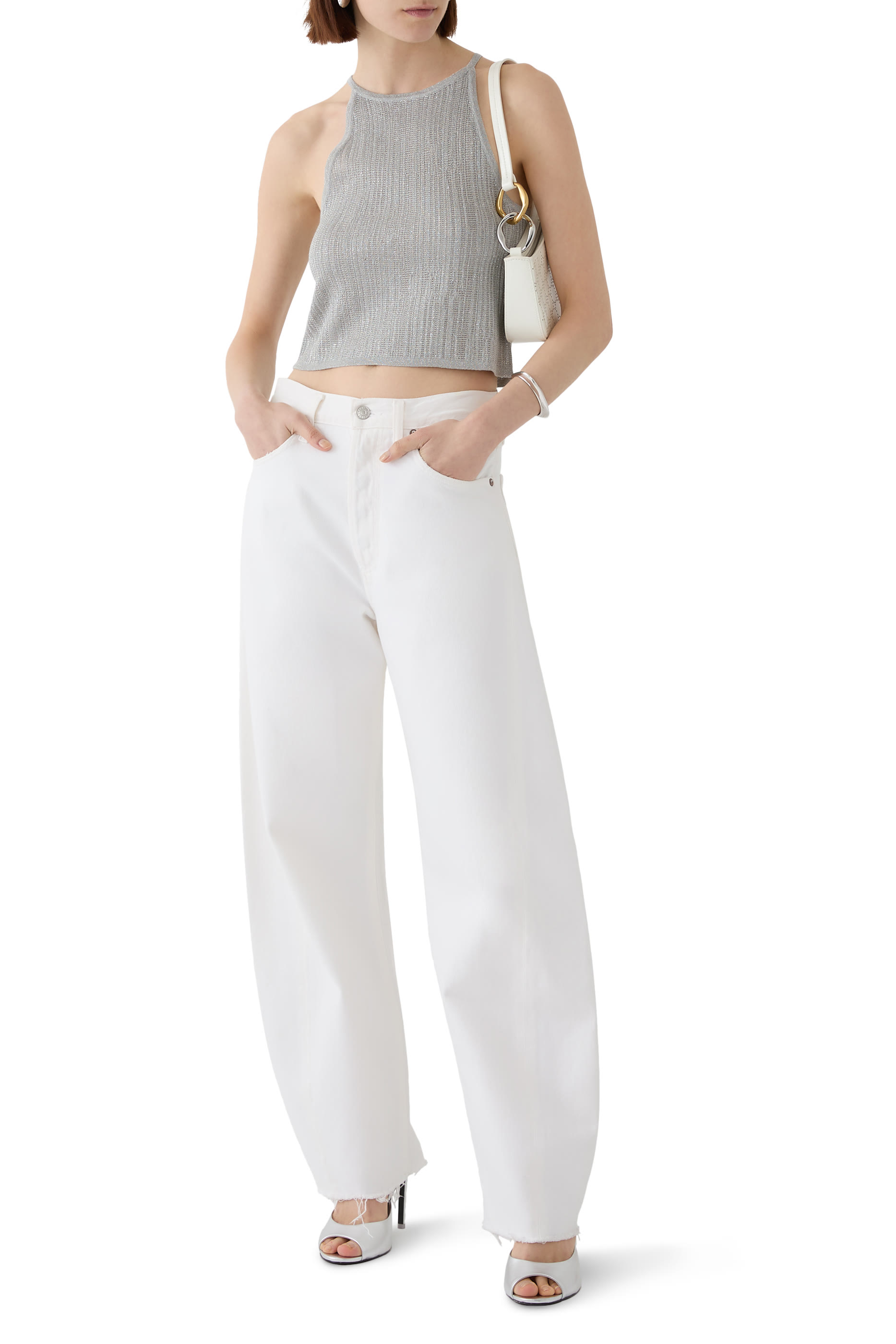 بلوزة بقصة قصيرة وبلا أكمام