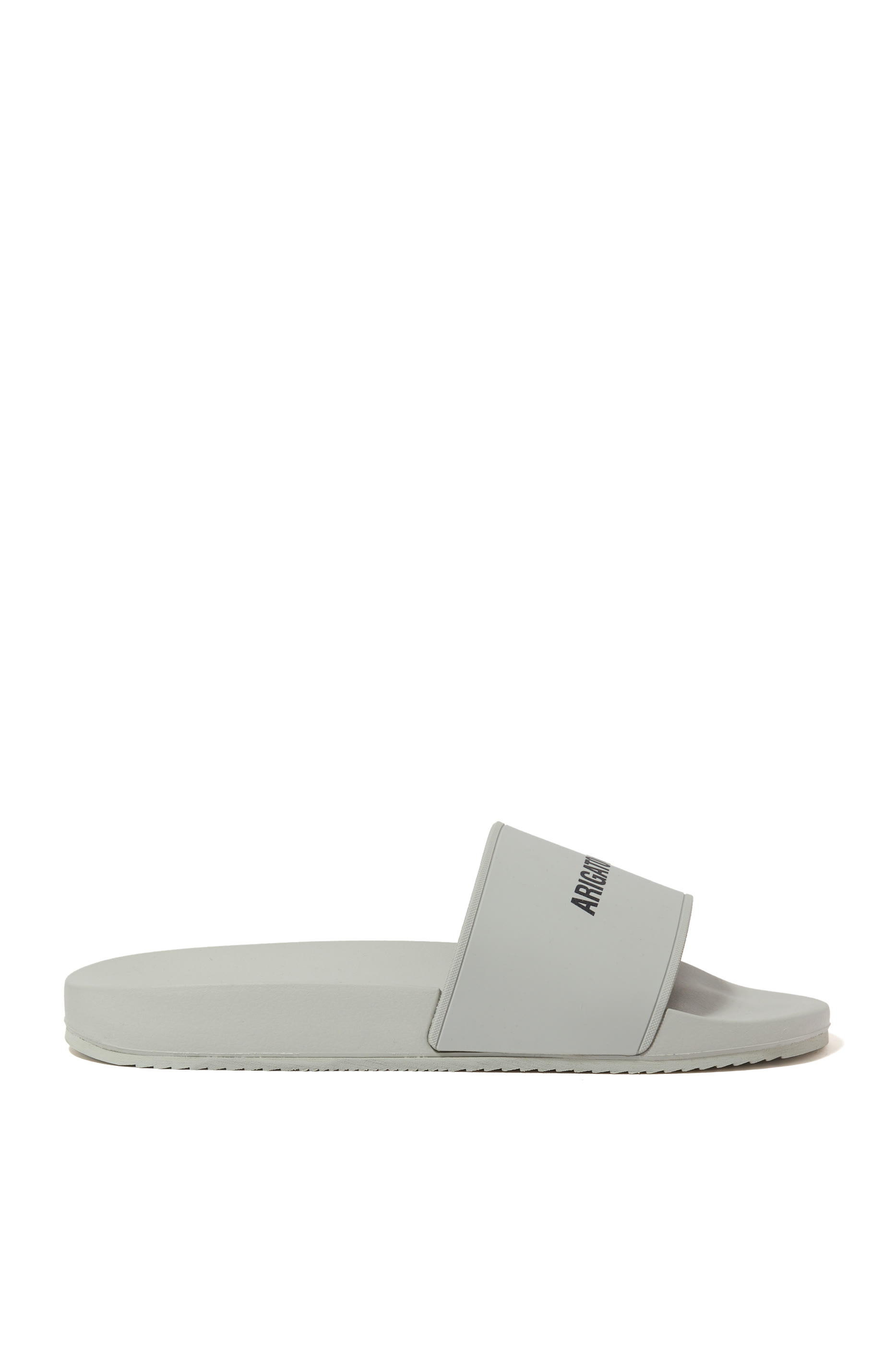 حذاء مفتوح بشعار الماركة