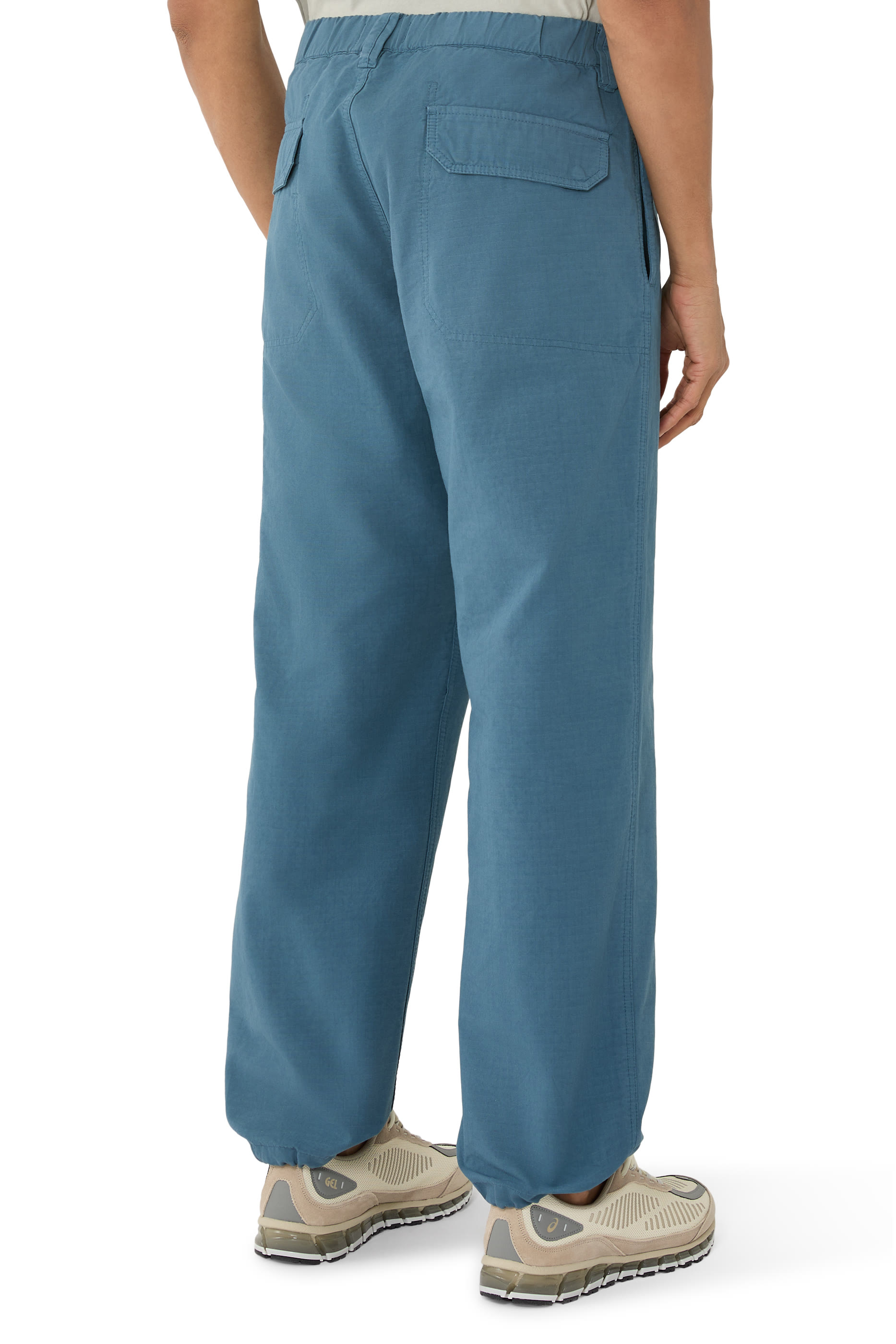 بنطال بقصة واسعة ورباط تضييق