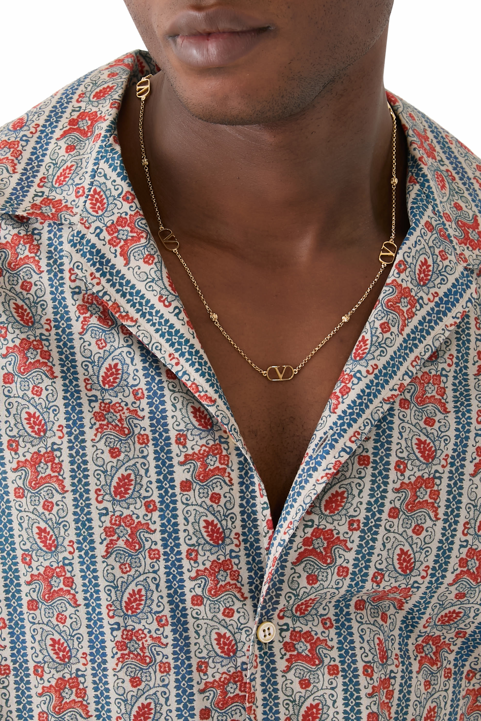 قلادة بحلي بتصميم شعار الماركة معدن