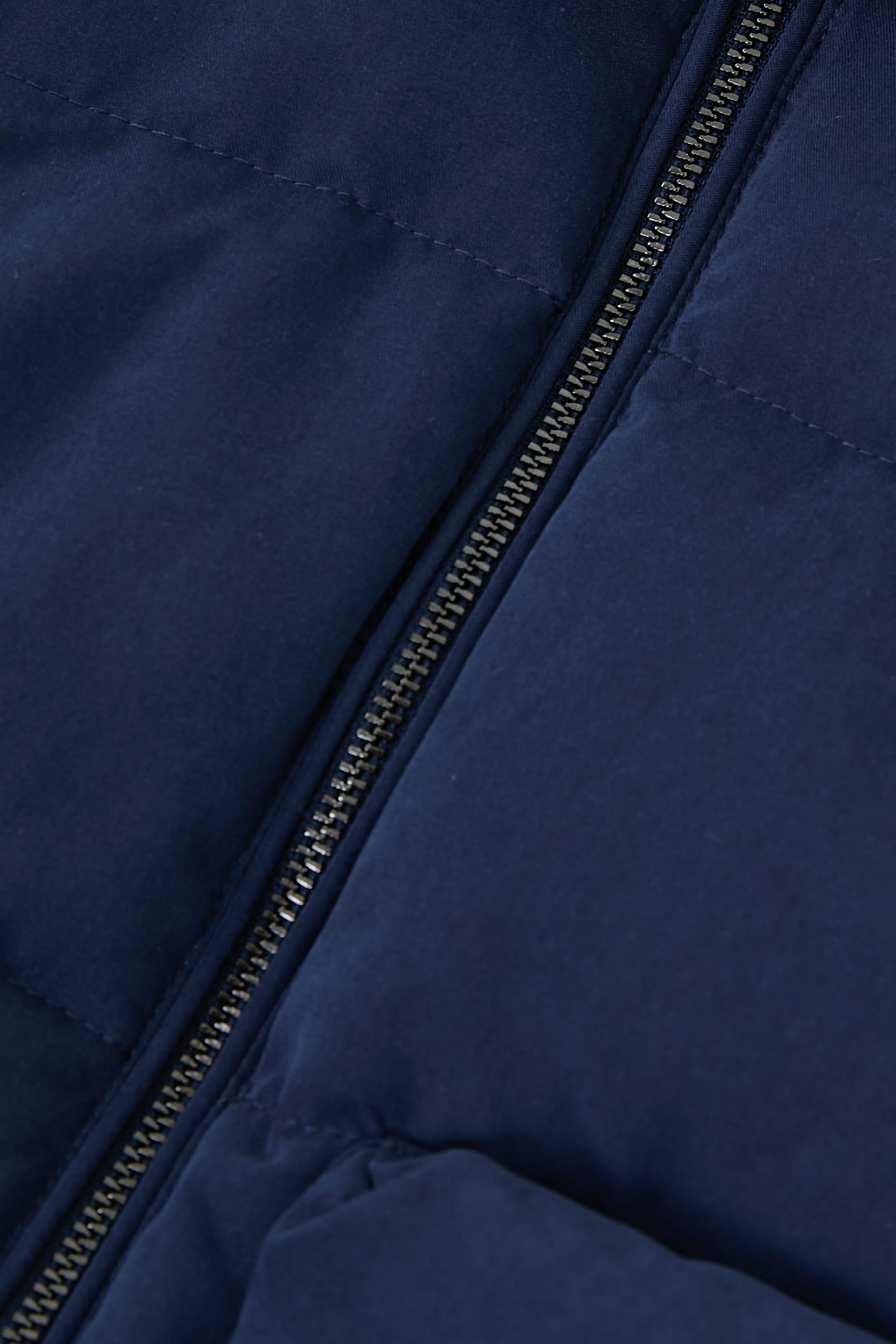 جاكيت بافر بغطاء للرأس وشعار الماركة للأطفال